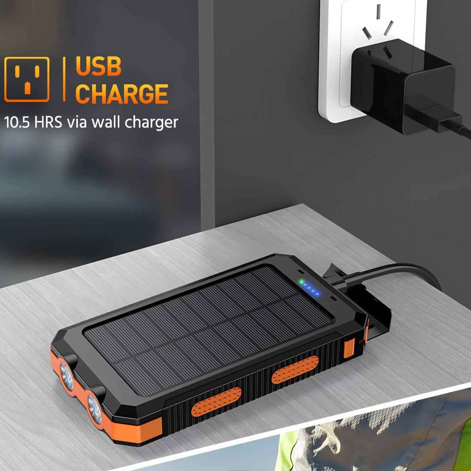 Schwarzes und oranges Solarladegerät mit USB-Kabel, das an eine Steckdose angeschlossen ist. Text: USB CHARGE.