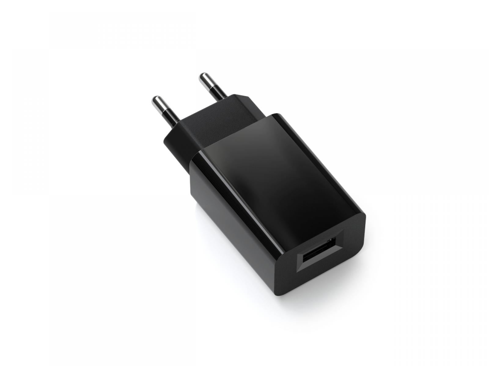 Ein schwarzes Telefonladegerät mit zwei Stiften und einem USB-Anschluss, vor weißem Hintergrund.