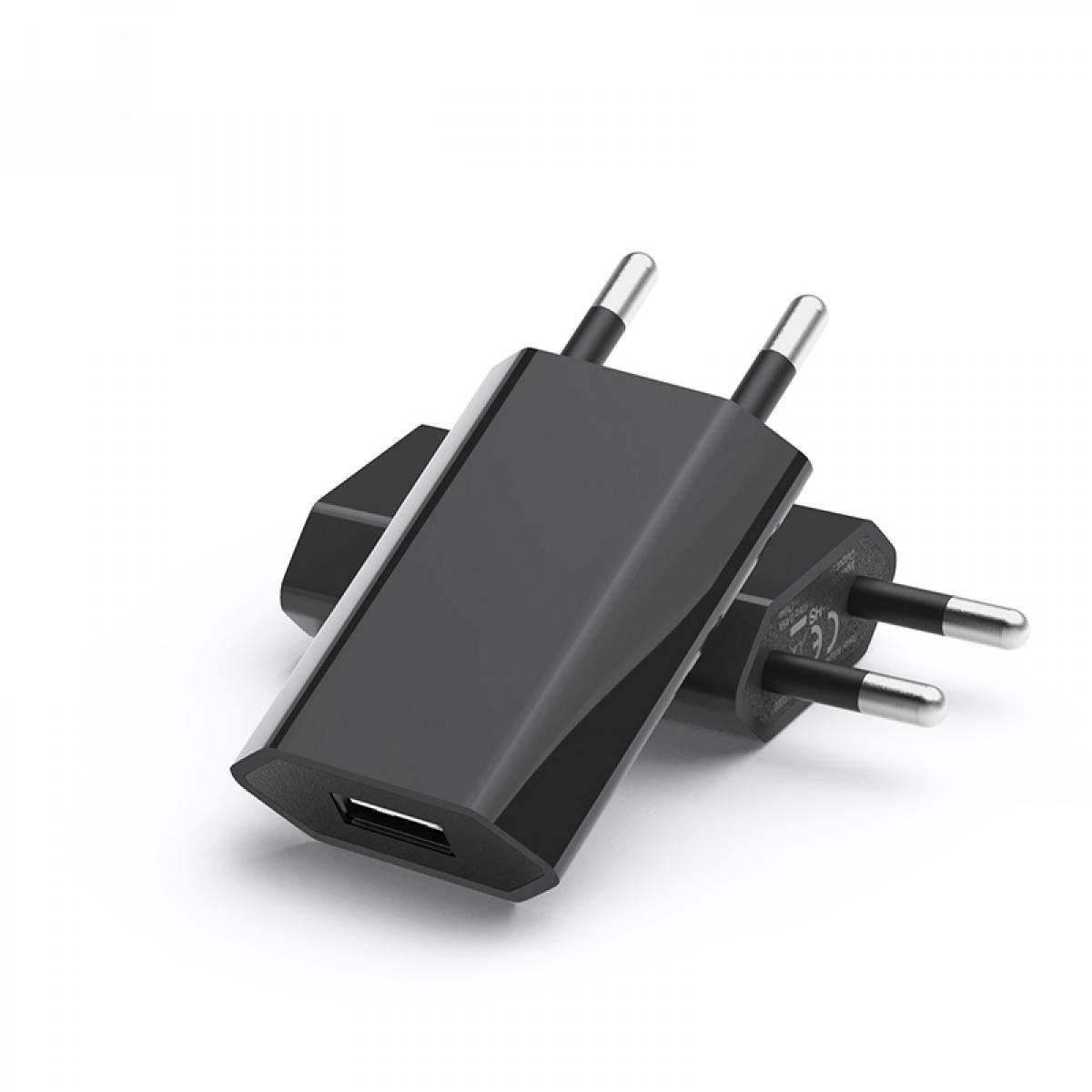 Zwei schwarze USB-Ladegeräte mit silbernen Stiften liegen auf einer weißen Oberfläche. Eines ist vorne, das andere dahinter.