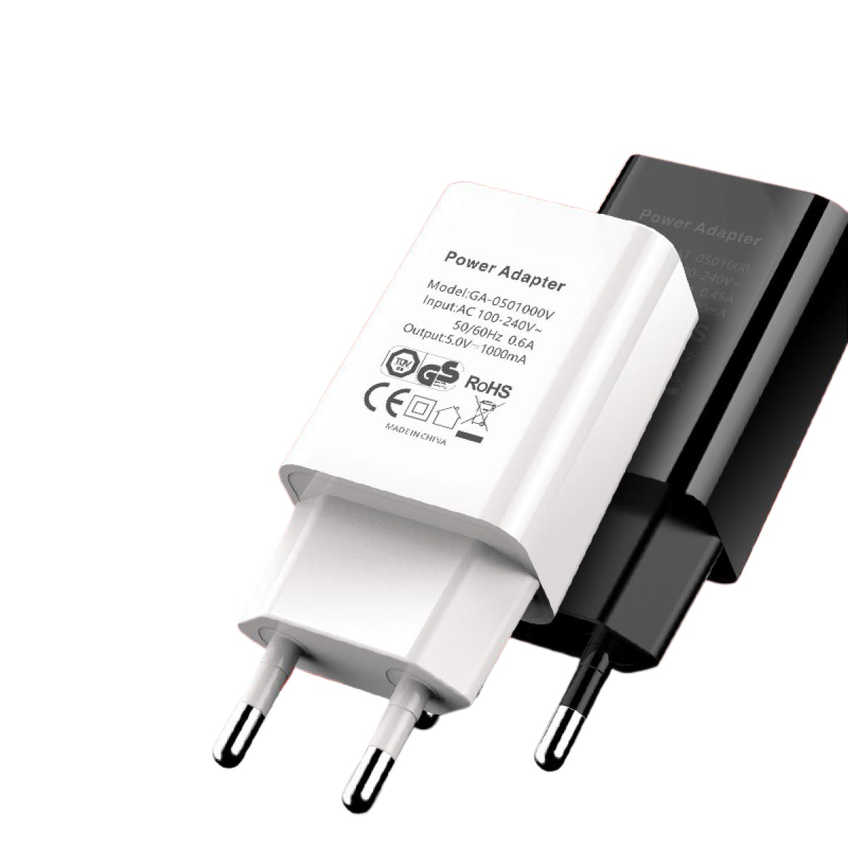 Zwei Netzteile, eines weiß und eines schwarz, liegen auf einer weißen Oberfläche. Details auf dem weißen Adapter sind sichtbar.