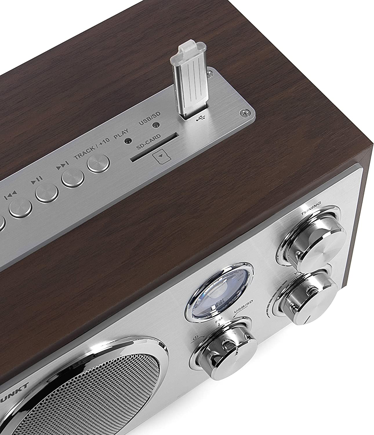 Nahaufnahme eines Holz- und Silberradios mit eingestecktem USB-Stick. Es hat Knöpfe und Regler zum Abstimmen und Abspielen.