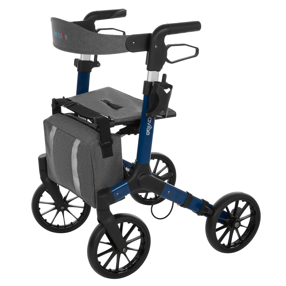 Ein blau-grauer Rollator mit vier Rädern, einem Sitz, einer Rückenlehne und einer Aufbewahrungstasche. Der Rollator steht vor weißem Hintergrund.