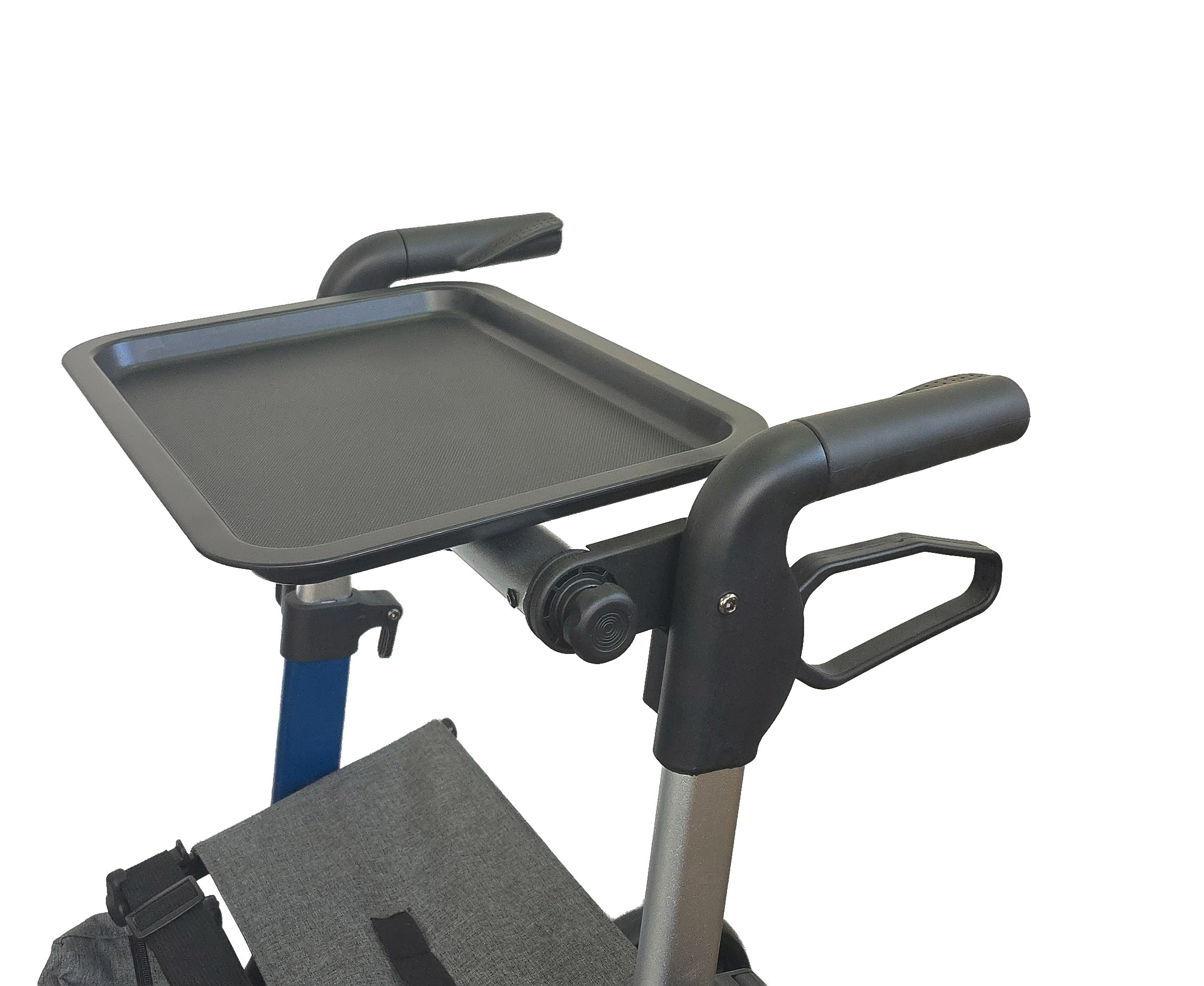 Nahaufnahme eines schwarzen Tabletts auf einem Rollator. Griffe und Stützen sind sichtbar.