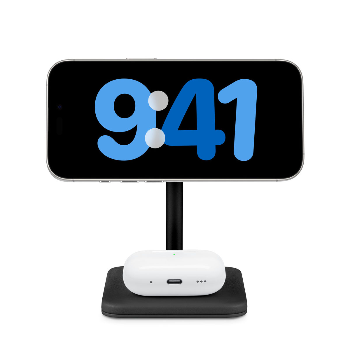 Telefono che mostra le 9:41 su supporto, con base di ricarica e auricolari. Sfondo nero sul telefono, auricolari bianchi, supporto e base neri.