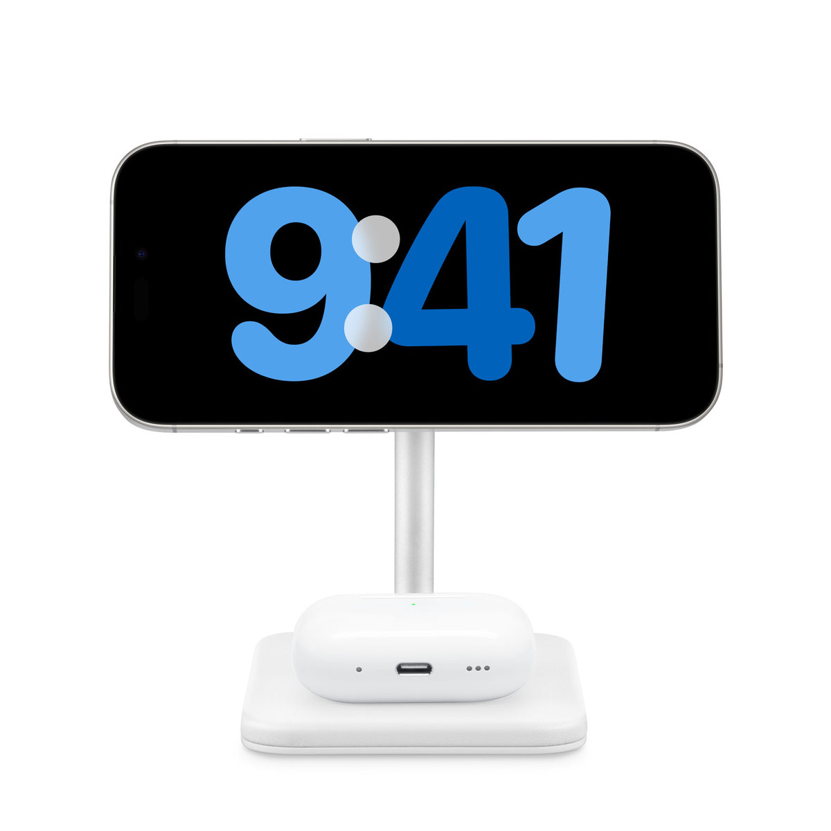 Un telefono che mostra le 9:41 è appoggiato a un caricabatterie con AirPods. Tutto è bianco, su sfondo bianco.