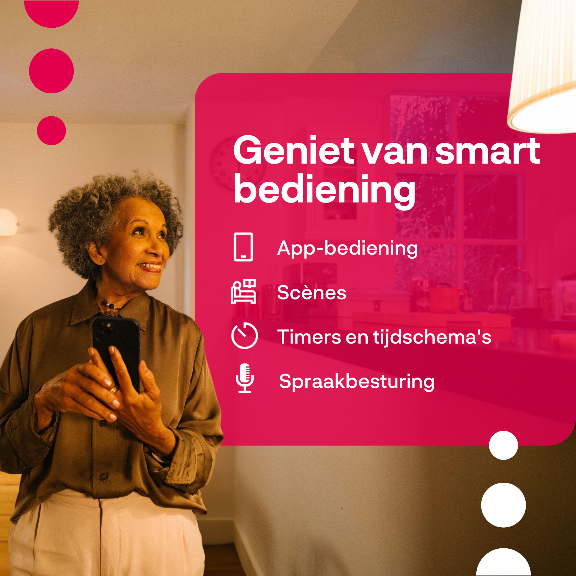 Eine ältere Frau hält ein Telefon und blickt nach oben. Auf einer pinken Tafel stehen Texte über Smart-Home-Funktionen.
