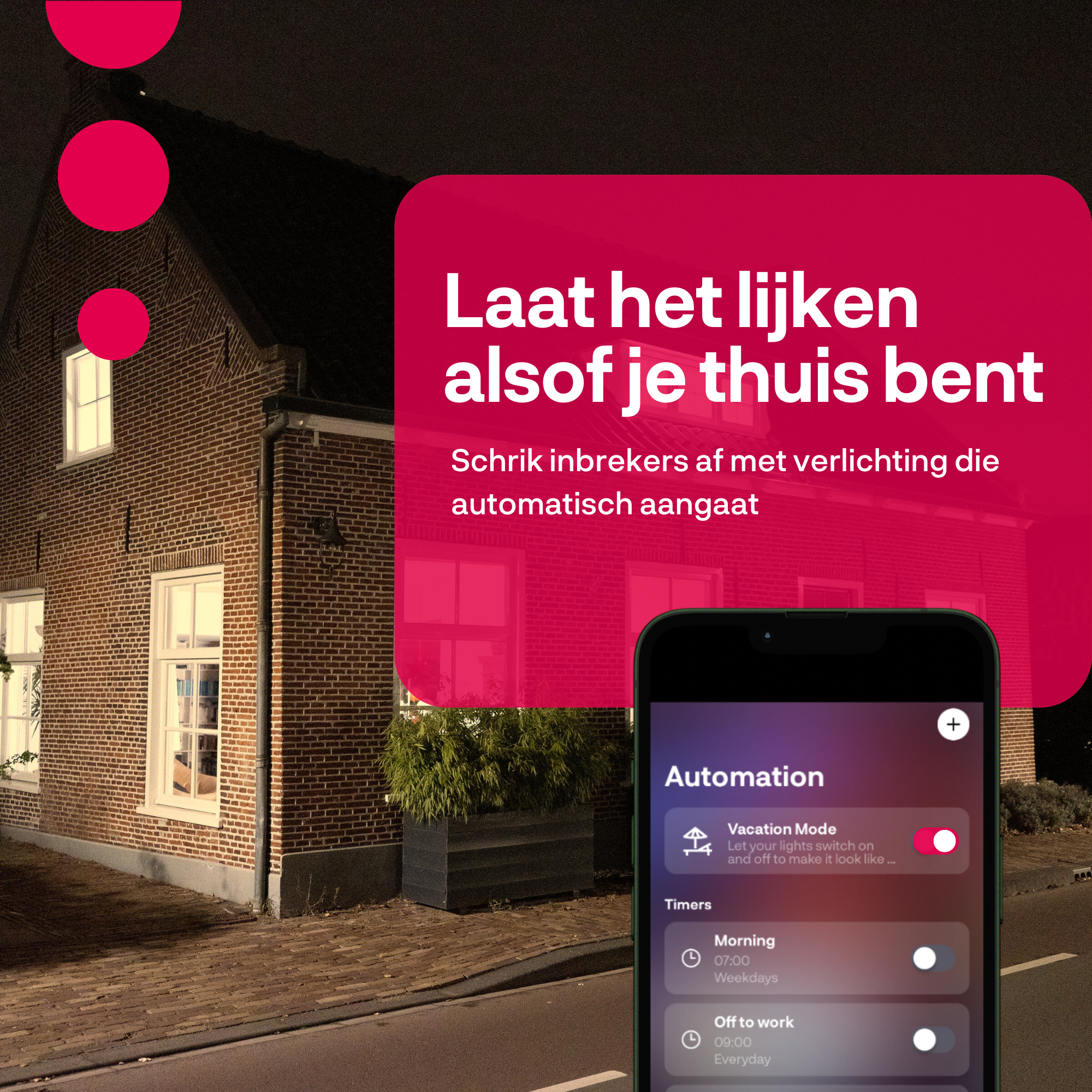 Ein Backsteinhaus bei Nacht mit Lichtern. Ein Telefon zeigt eine App im Urlaubsmodus. Text: Laat het lijken alsof je thuis bent.
