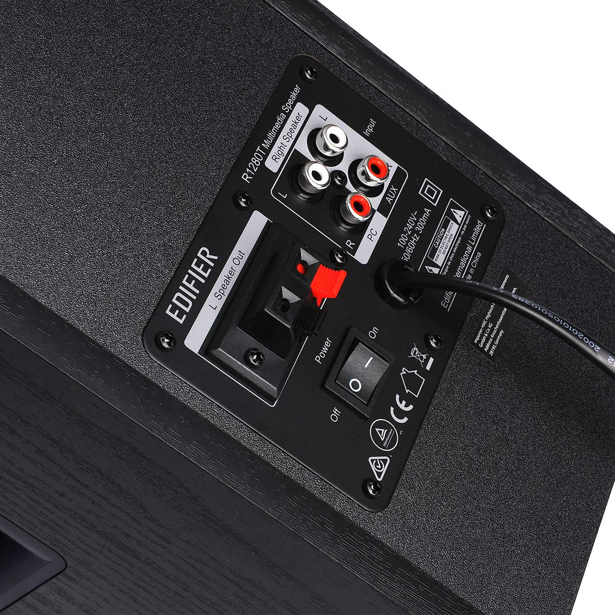 Tylny panel czarnego głośnika z wejściami, włącznikiem zasilania i kablem zasilającym. Nazwa marki to EDIFIER.