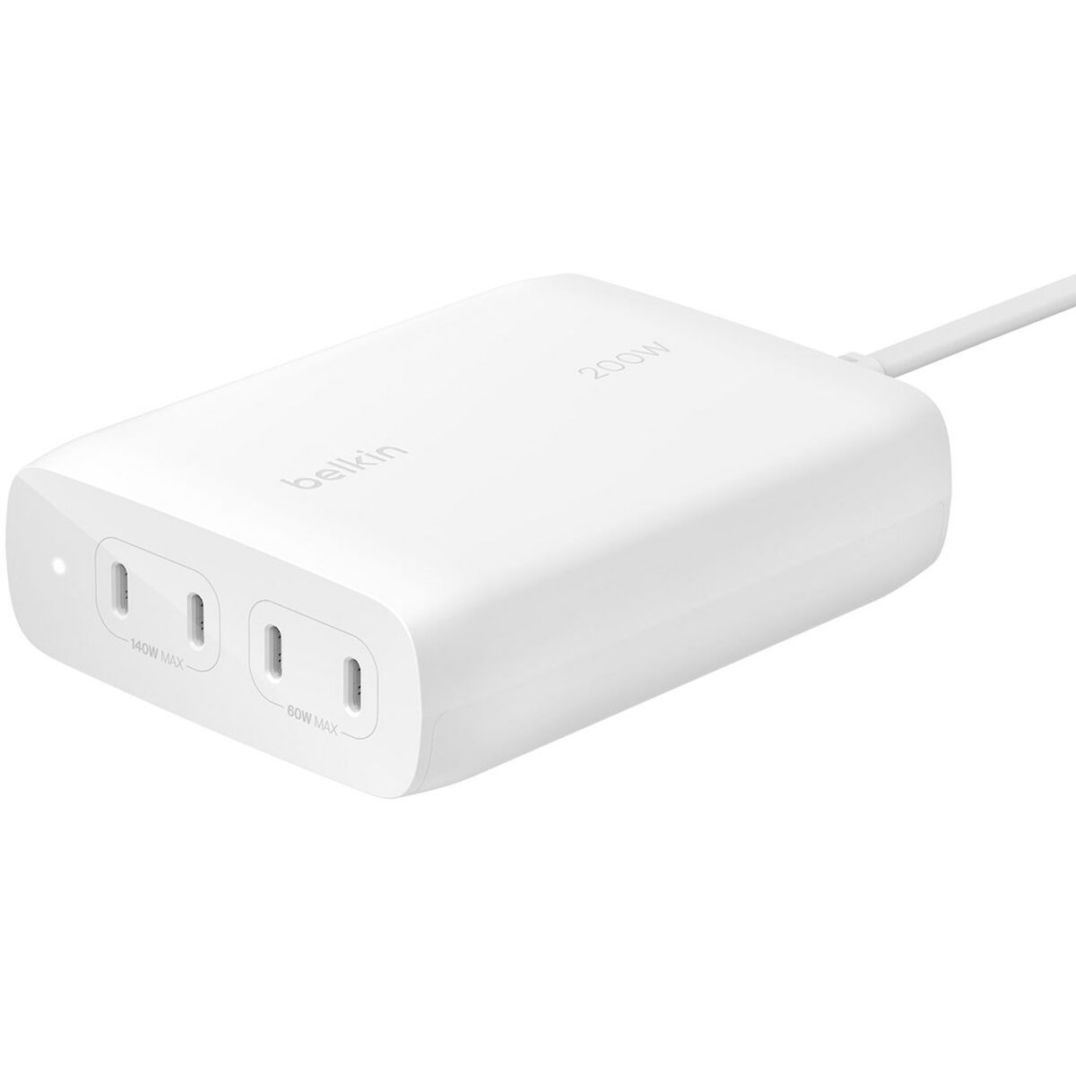 Caricatore Belkin bianco da 200 W con tre prese. Testo: 140W MAX, 60W MAX. Un cavo bianco si estende dal caricatore.
