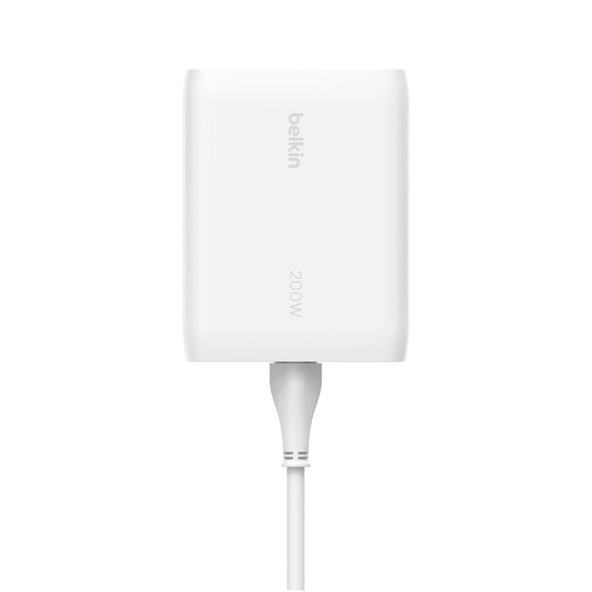 Un caricabatterie Belkin 200W bianco con cavo bianco, su sfondo bianco.