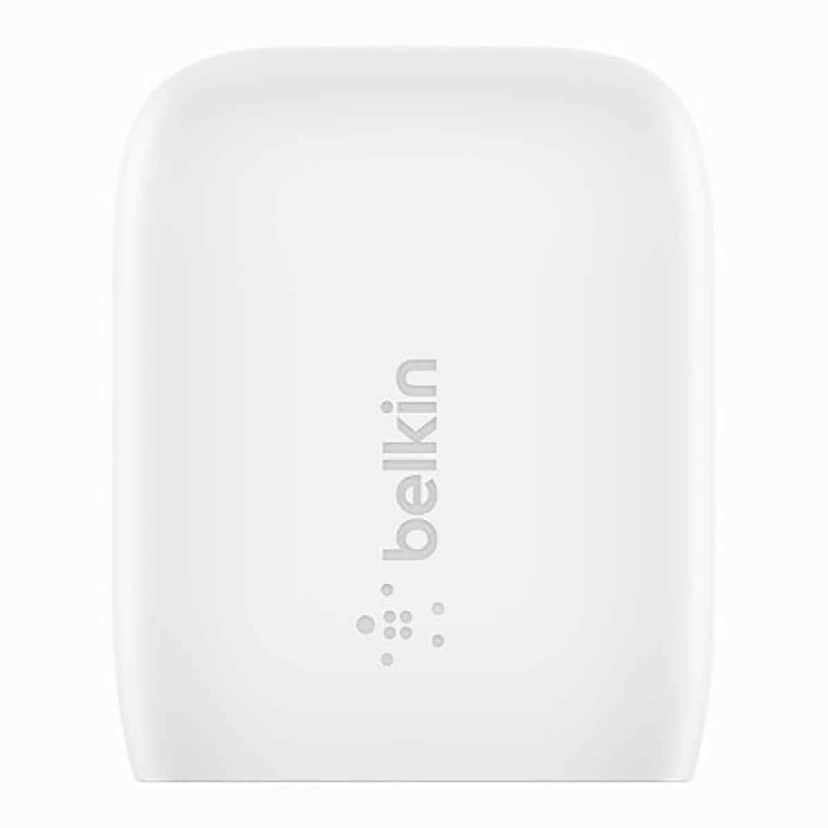 Un adattatore di alimentazione Belkin bianco. È rettangolare con bordi arrotondati. Il logo Belkin è stampato in grigio sul davanti.