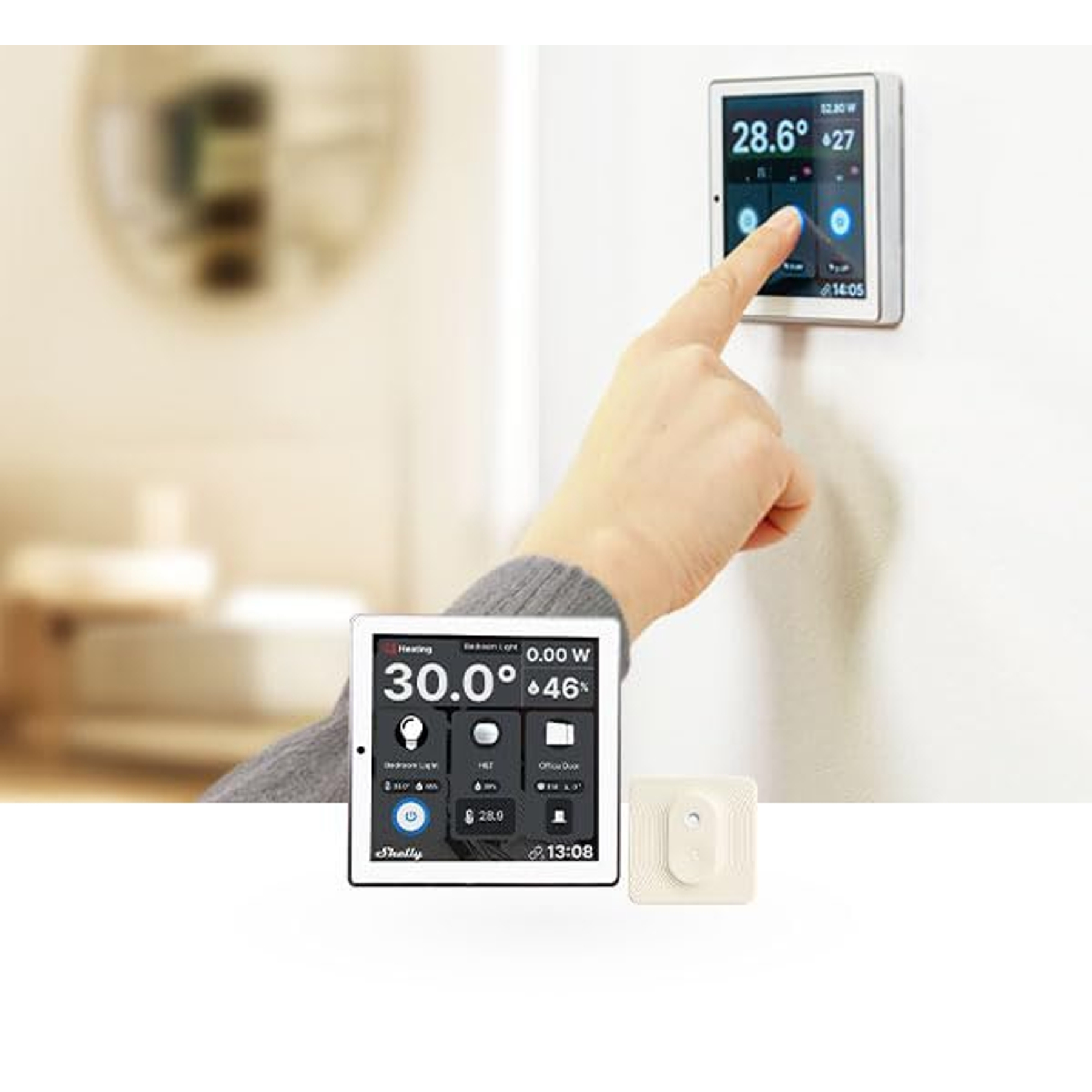 Eine Hand berührt einen intelligenten Thermostat, der 28,6 Grad anzeigt. Ein anderer Thermostat zeigt 30 Grad. Ein kleiner Sensor rechts.