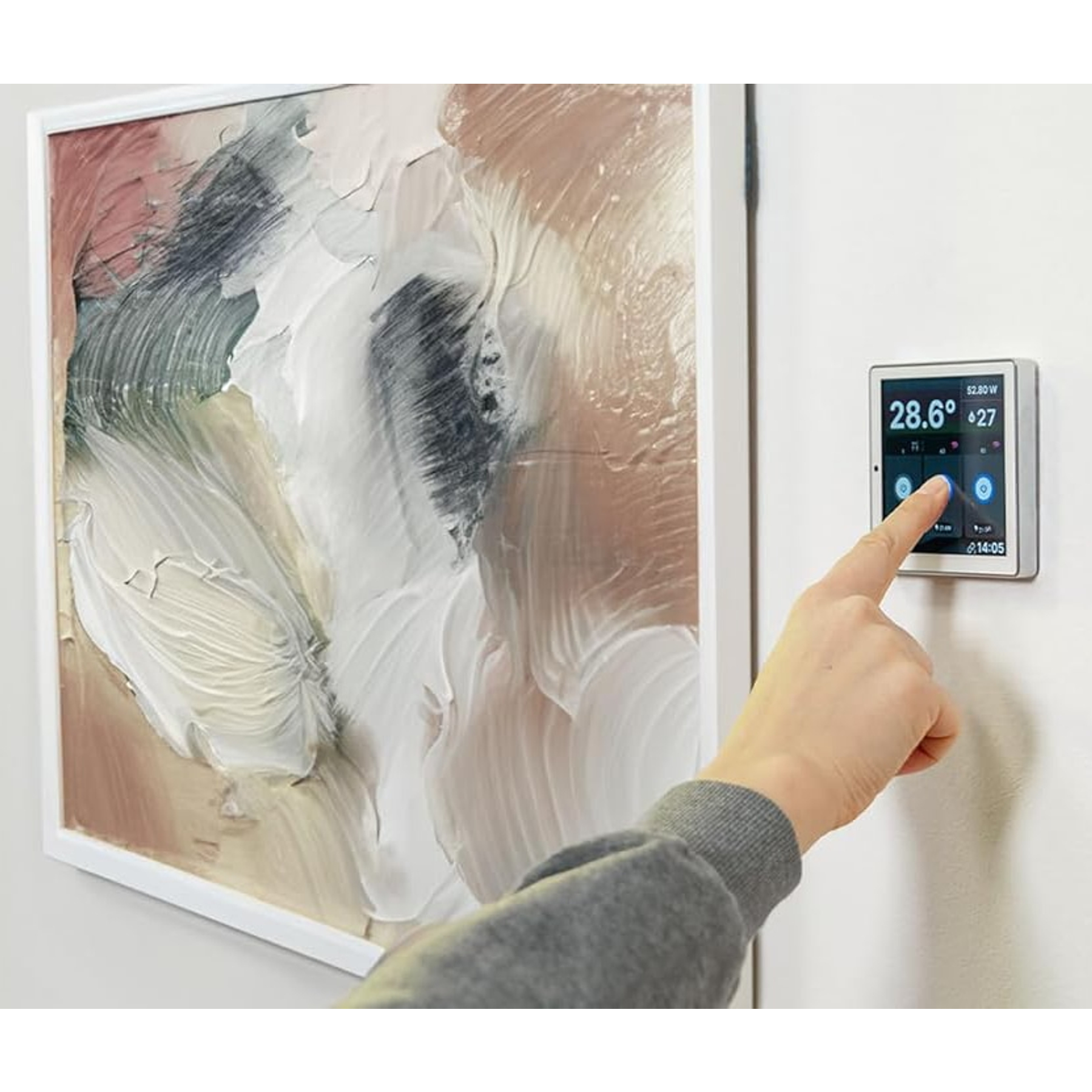 Eine Hand berührt einen Smart-Thermostat. Ein abstraktes Gemälde hängt an der Wand. Der Thermostat zeigt 28,6 Grad an.