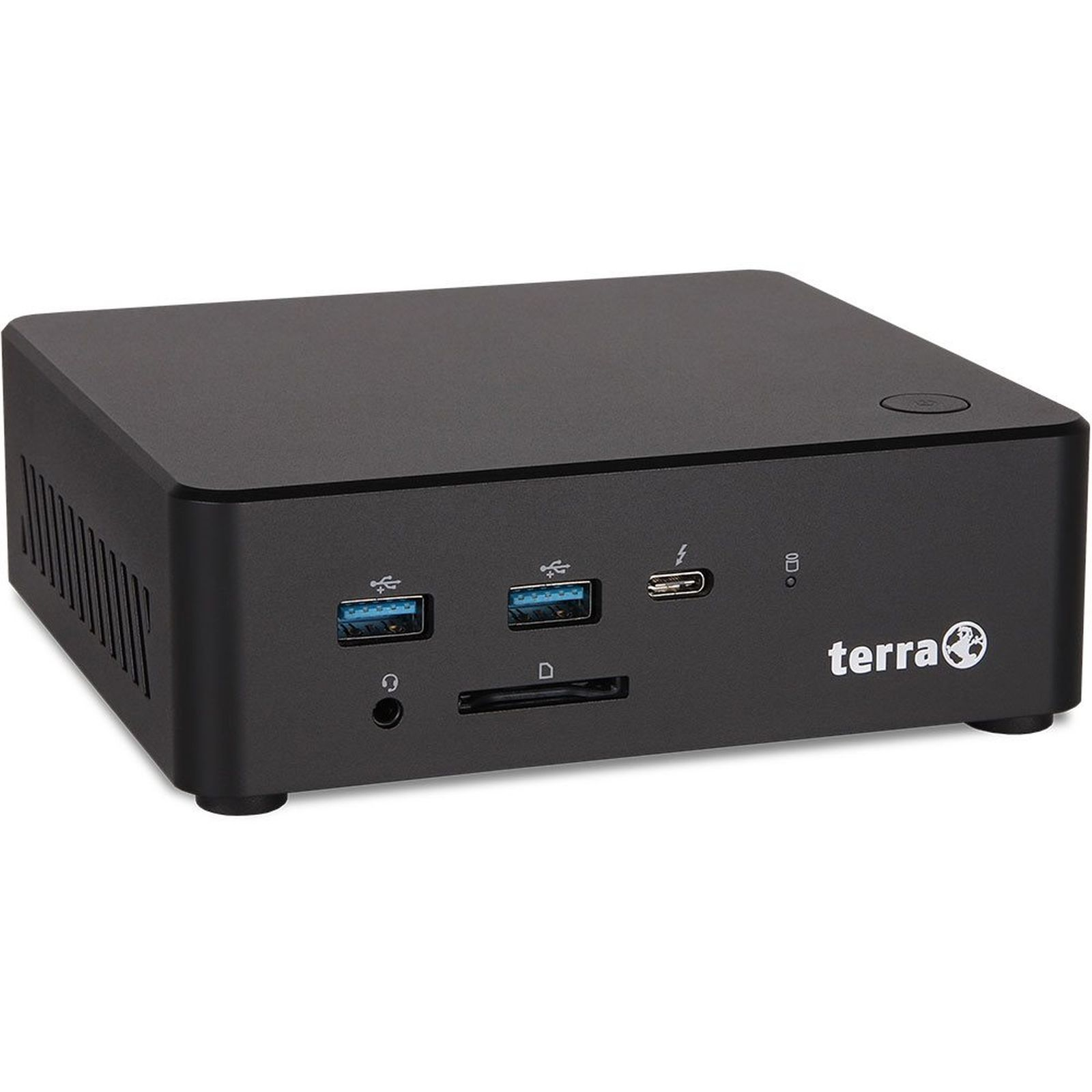 Czarny mini PC Terra. Z przodu posiada kilka portów, w tym USB, audio i gniazdo kart SD.