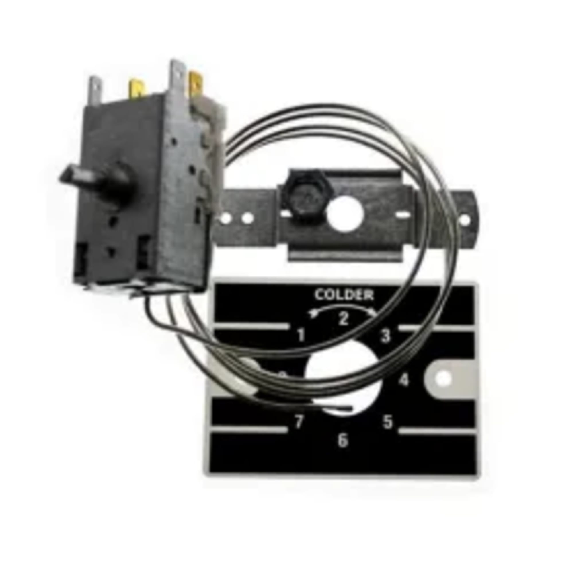Thermostat de réfrigérateur. Composants noirs et argentés sur fond blanc. Il a un cadran et une échelle de température.