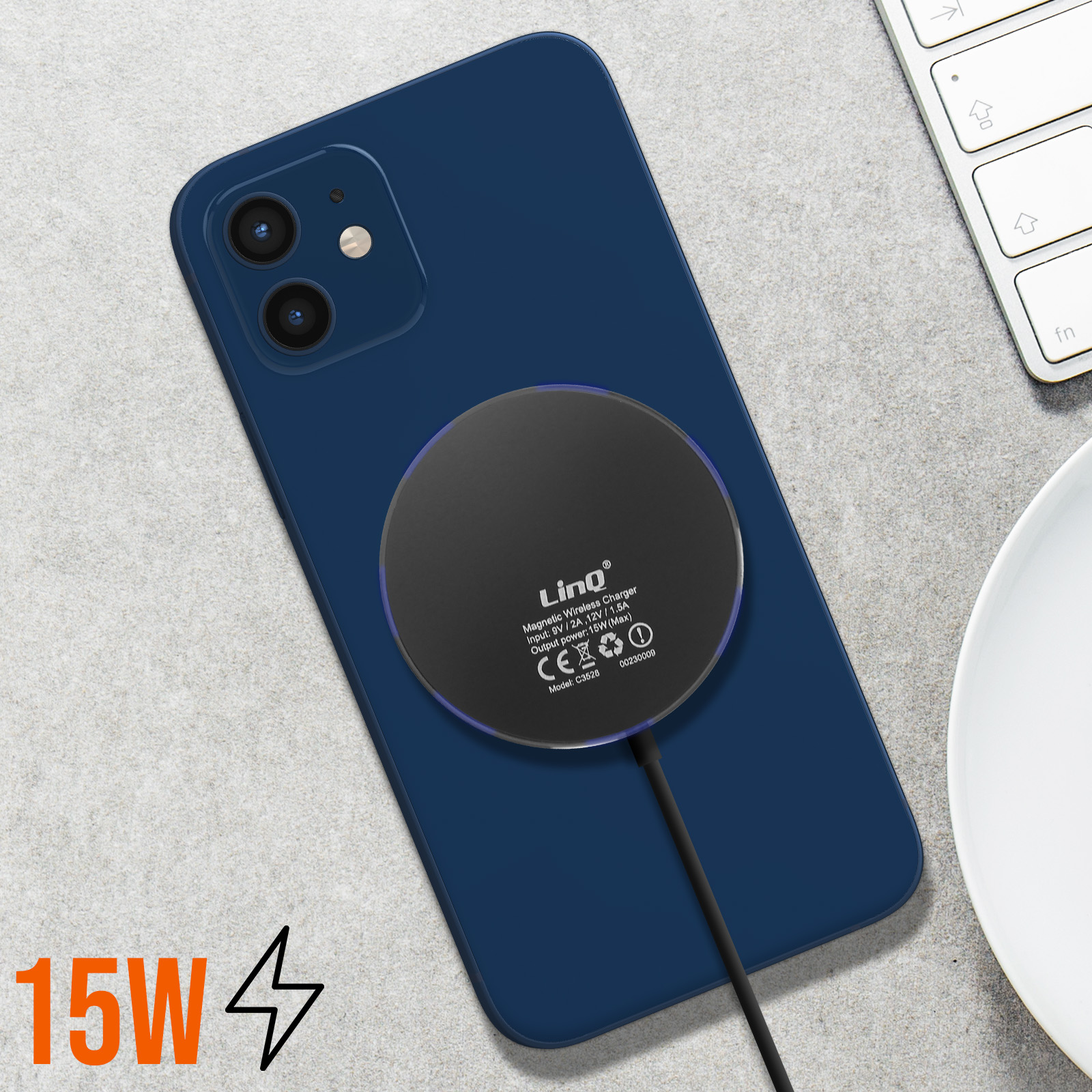 Teléfono azul con un cargador inalámbrico negro. El cargador tiene la marca Linq. 15W está escrito abajo a la izquierda.