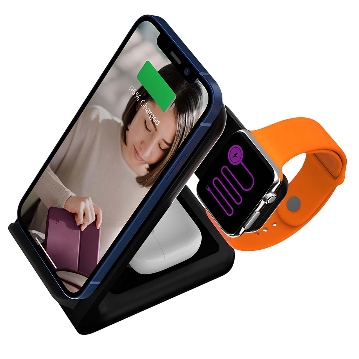 Eine Handy-Ladestation mit einem Handy, das 95 % geladen anzeigt, einer Apple Watch mit orangefarbenem Armband und AirPods.