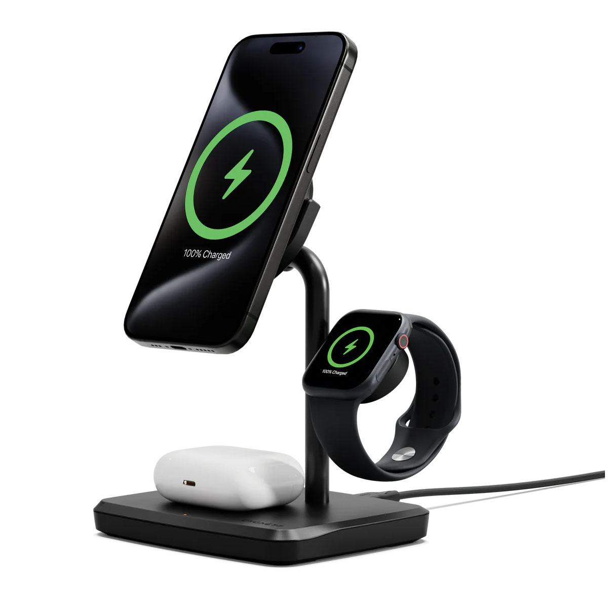 Eine Ladestation mit Telefon, Uhr und Ohrhörern. Telefon und Uhr zeigen ein Ladesymbol an, das anzeigt, dass sie vollständig aufgeladen sind.