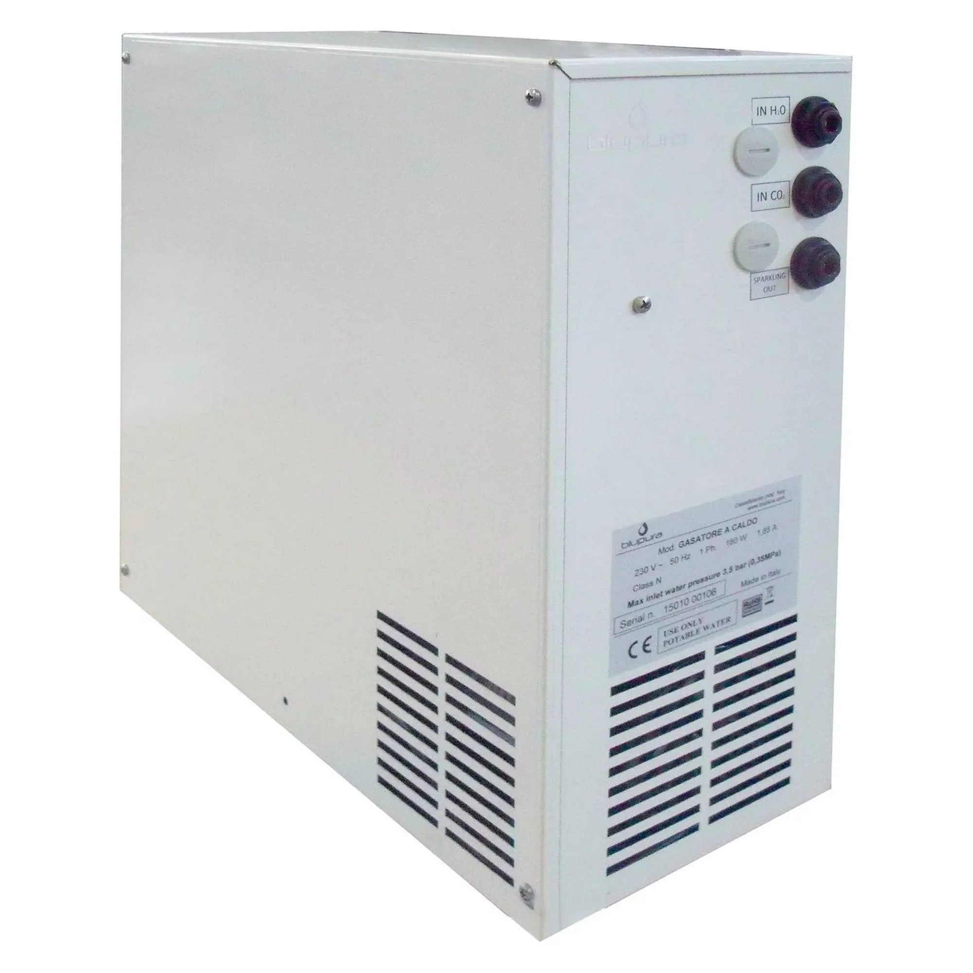 Een witte machine met zwarte ventilatieopeningen en labels. Het heeft drie zwarte sproeiers en witte knoppen met Italiaanse tekst.