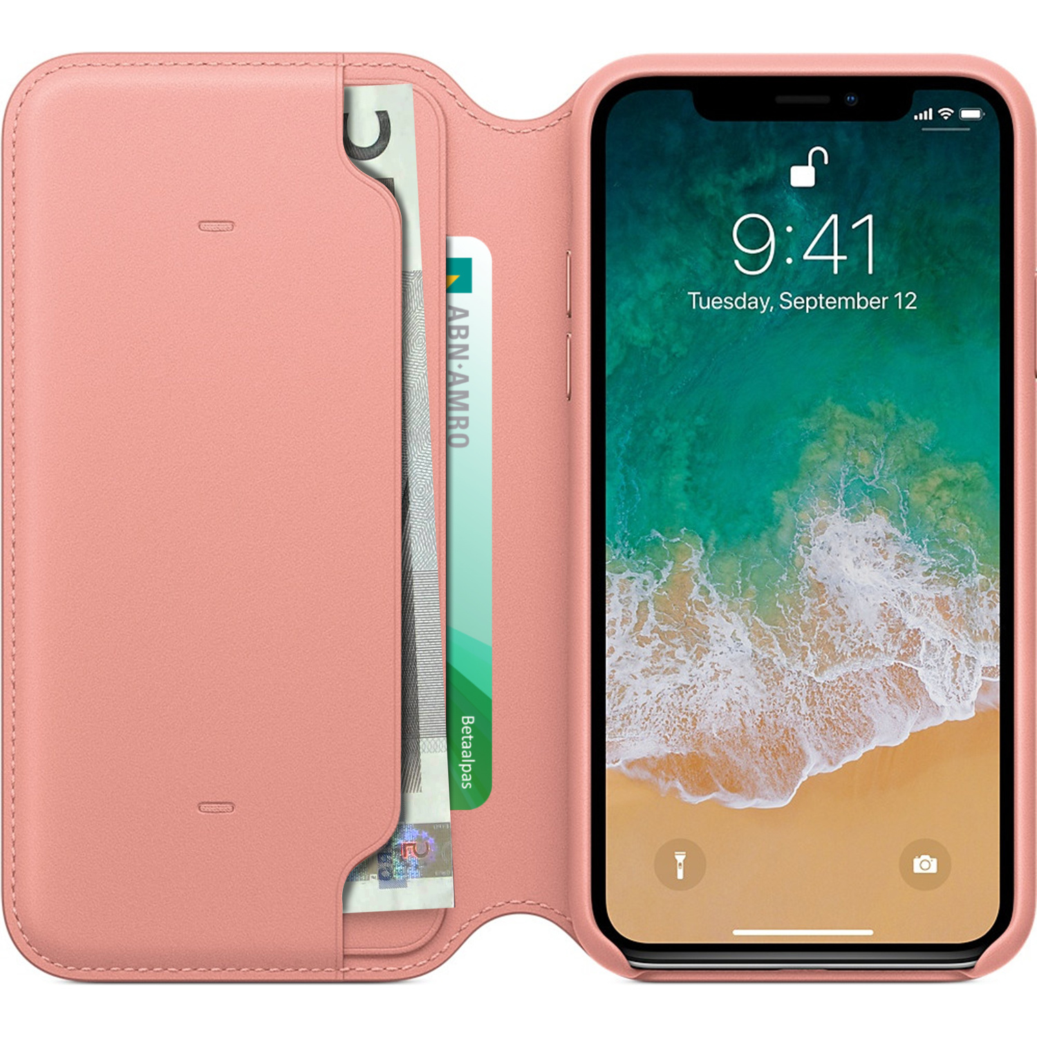 Roze telefoonhoesje met iPhone. Binnenin een kaart en geld. De achtergrond is wit.