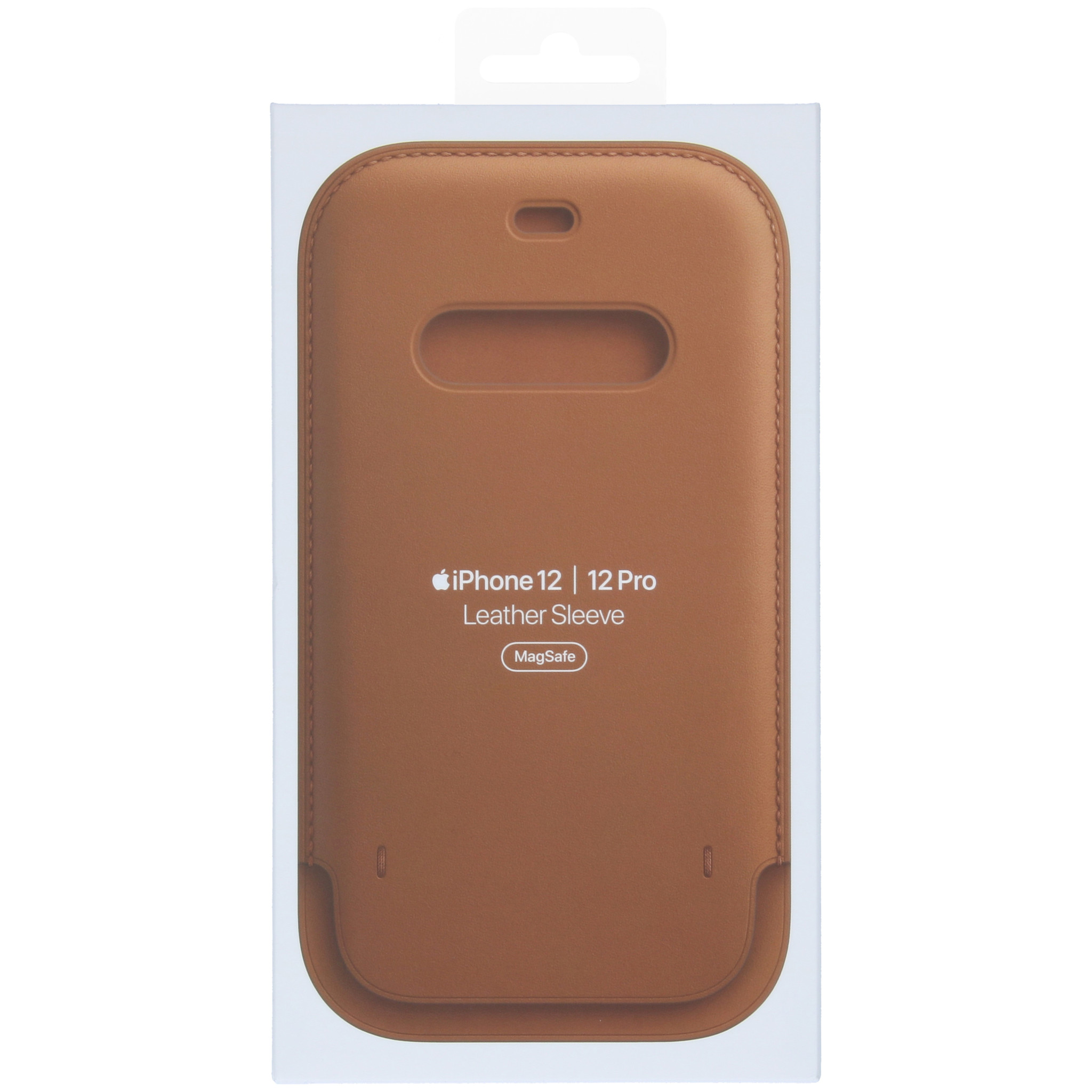 Een bruine leren iPhone 12/12 Pro case in een doorzichtige plastic verpakking. De case heeft een uitsparing voor de camera en knoppen.