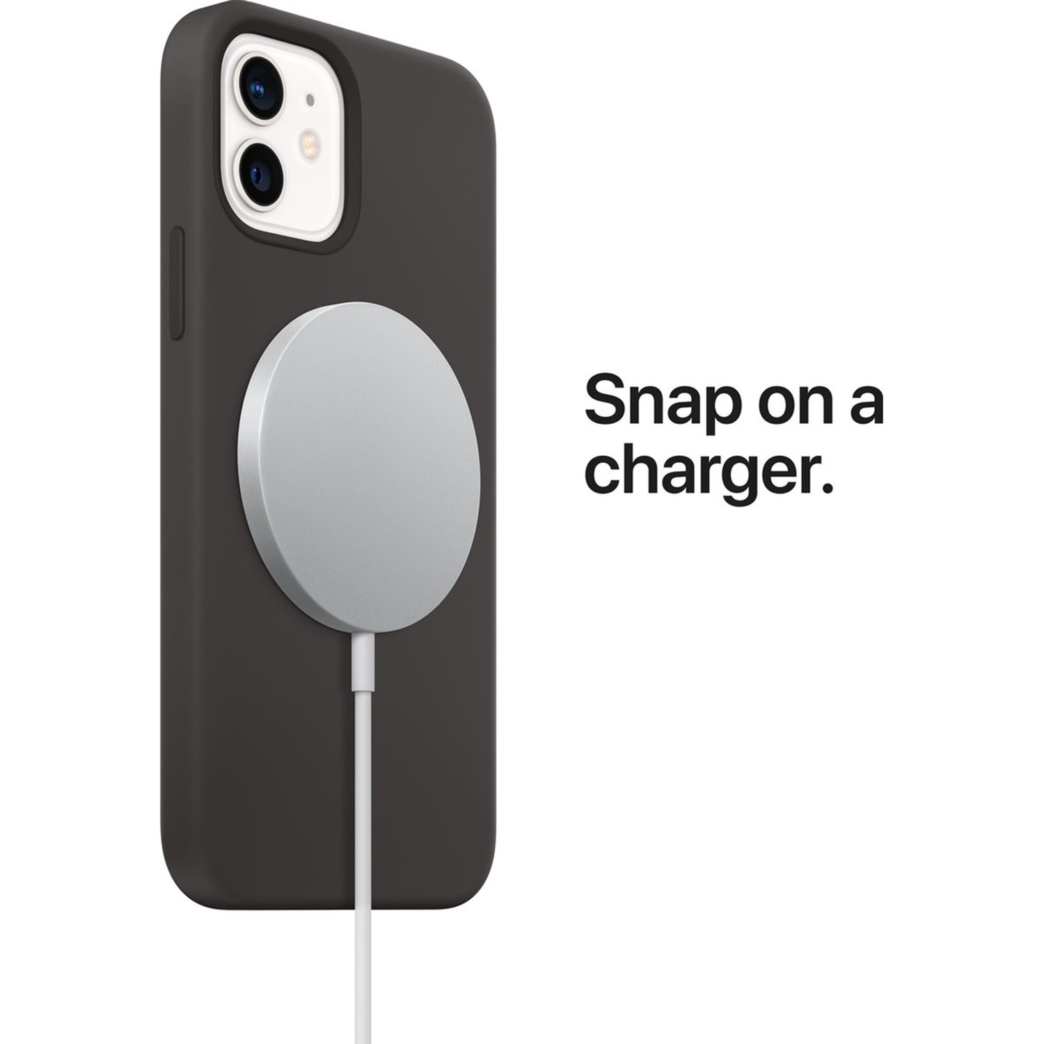 iPhone noir avec un chargeur circulaire argenté. Un câble blanc descend. Texte : 'Snap on a charger.'