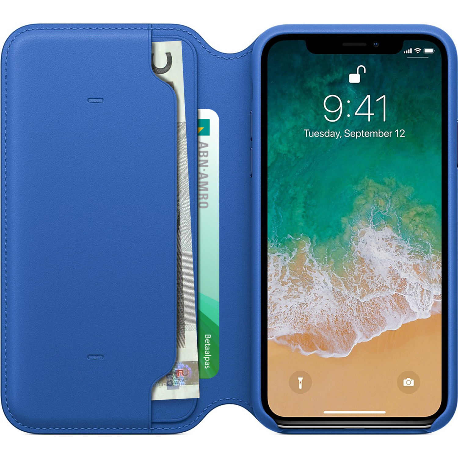 Étui de téléphone bleu avec un iPhone affichant un fond d'écran de plage. Argent et carte visibles à l'intérieur.