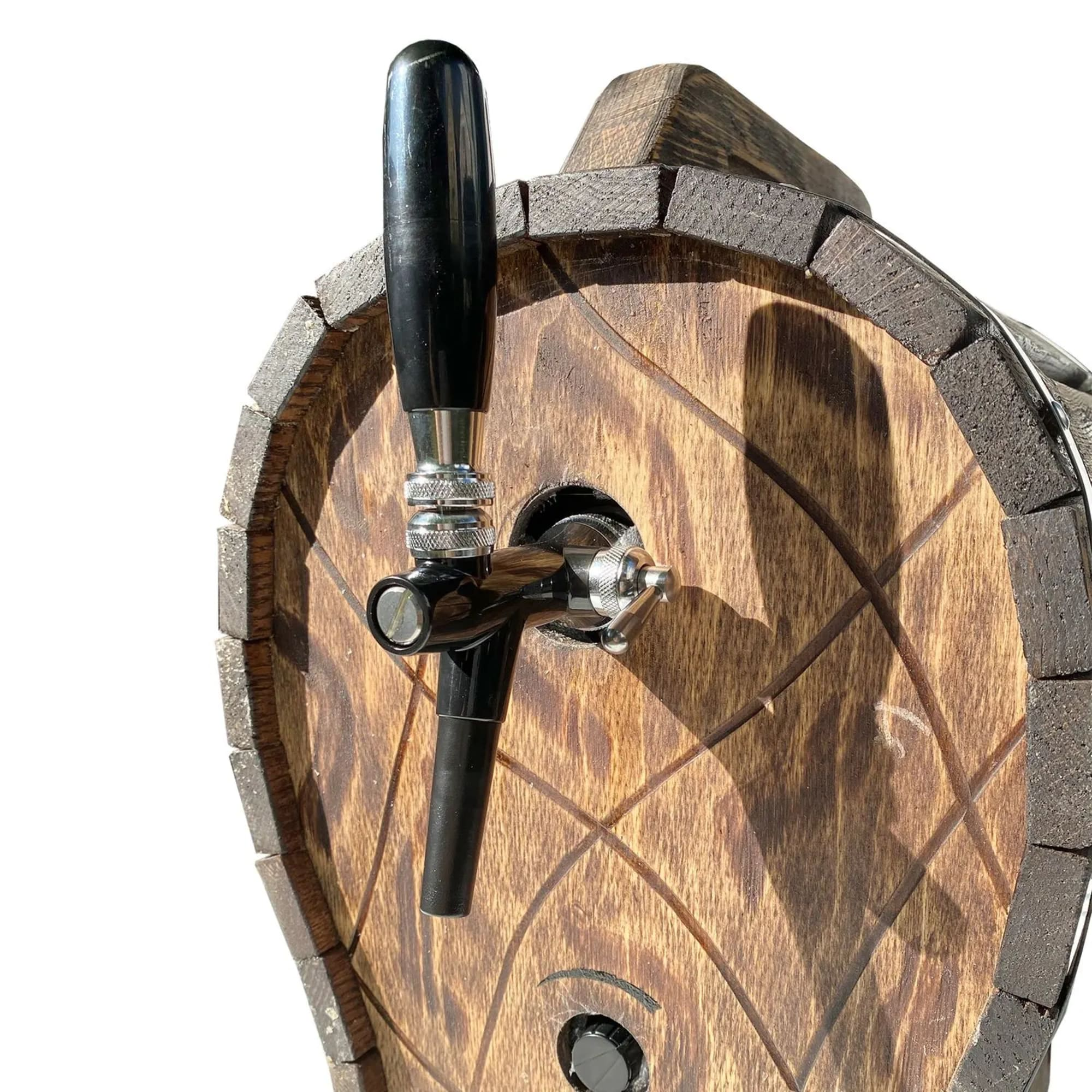 Een houten vat met een zwarte biertap. Het vat is gemaakt van hout met metalen accenten.