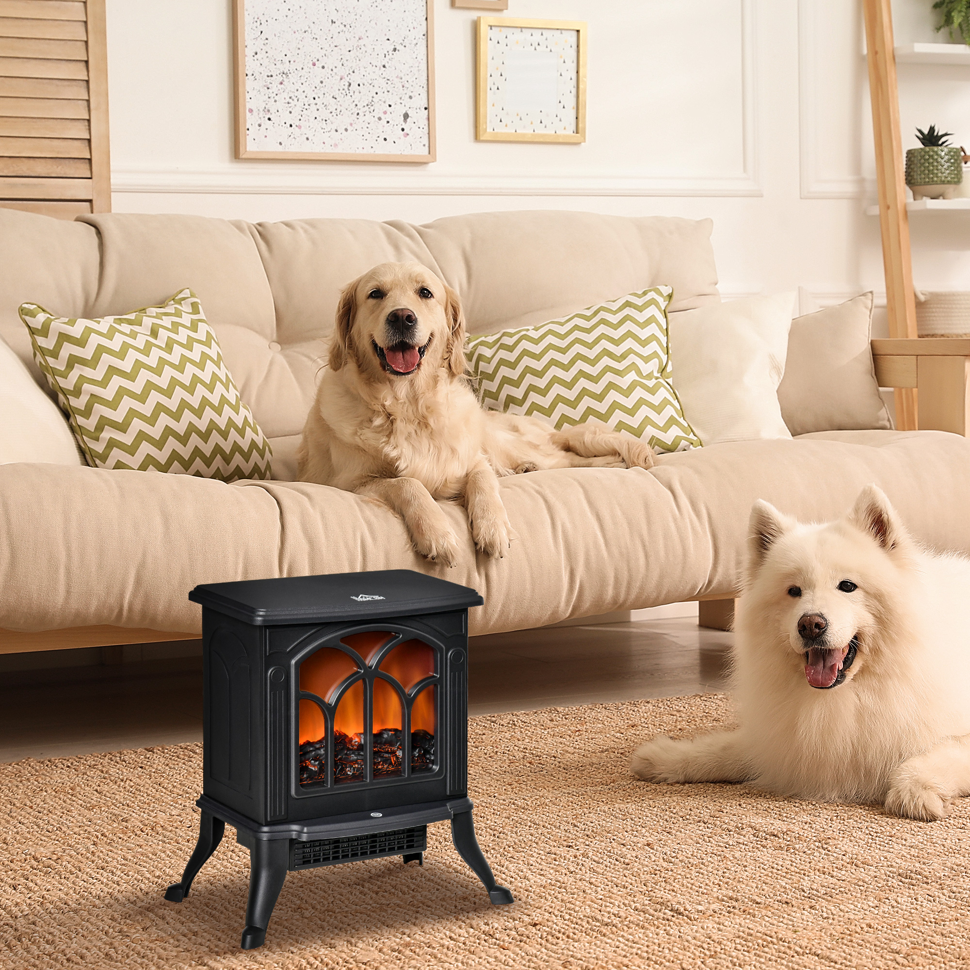 Escena de sala con dos perros, un golden retriever en un sofá y un samoyedo blanco en el suelo. Hay una chimenea.