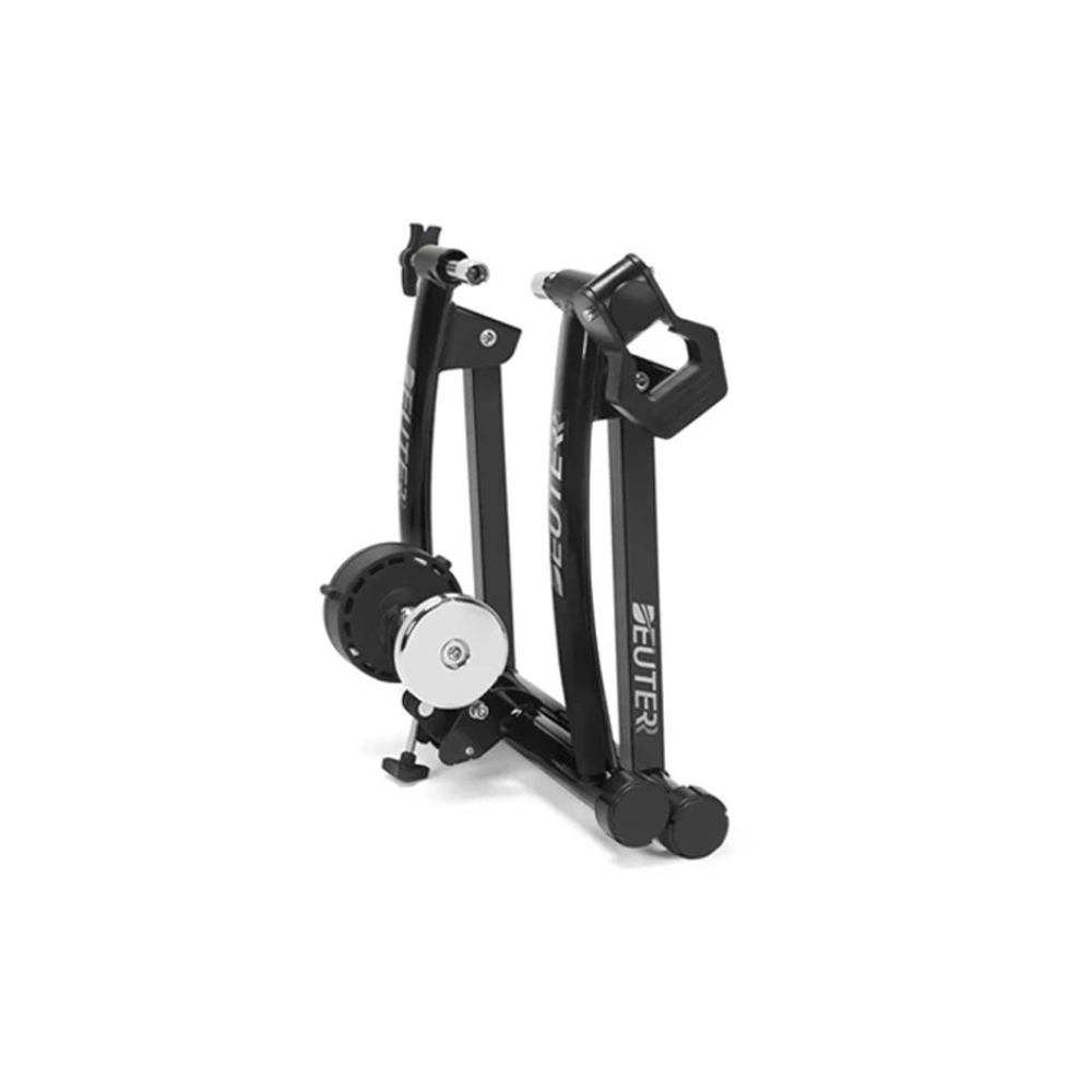 Un entrenador de bicicleta negro y plateado sobre fondo blanco. El entrenador tiene un rodillo y soportes ajustables.