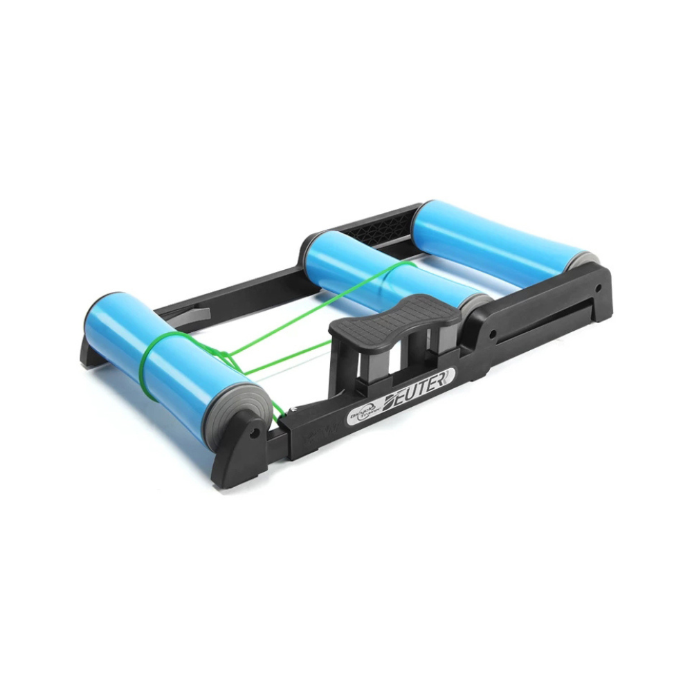 Un rodillo de bicicleta estacionaria azul y negro. Tiene tres rodillos azules, marco negro y bandas de goma verdes.