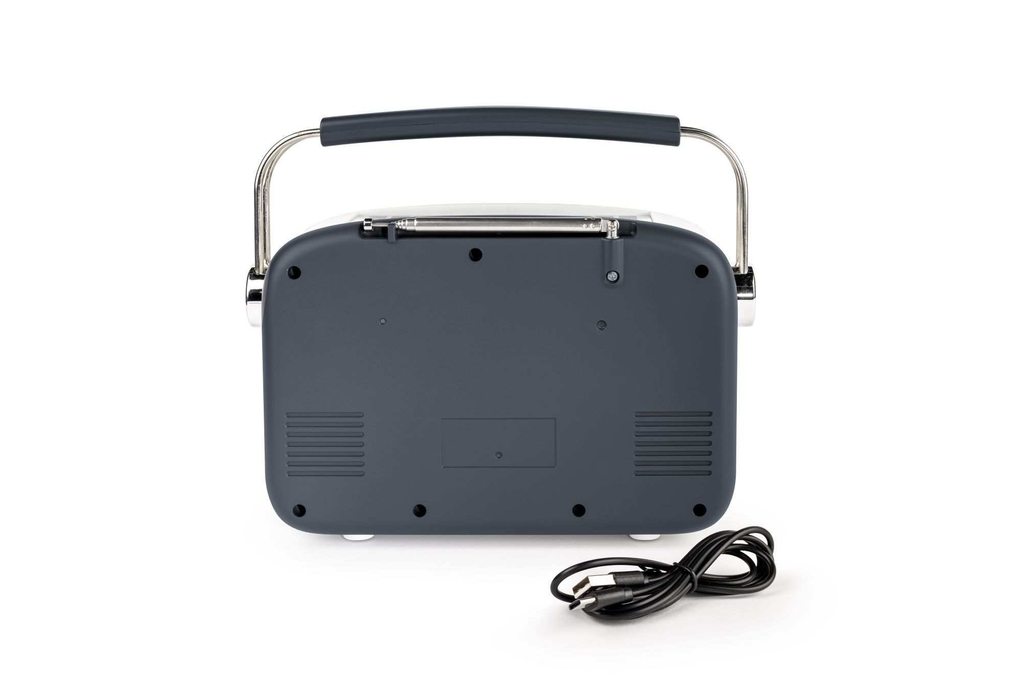 Szare radio ze srebrnym uchwytem. Czarny kabel z przodu. Radio na białej powierzchni.