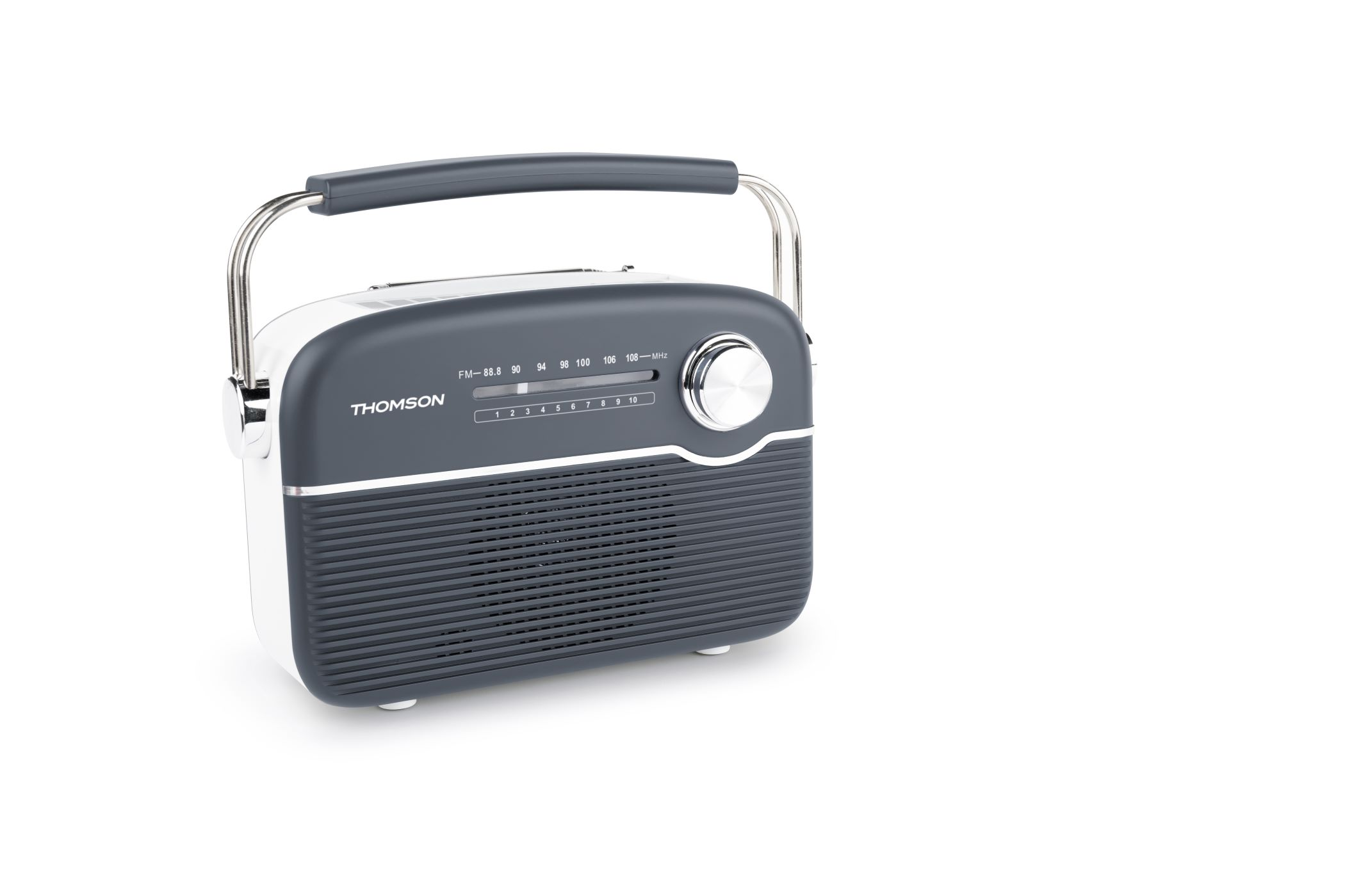 Szaro-białe radio Thomson z uchwytem. Posiada pokrętło strojenia i kratkę głośnika. Tło jest białe.