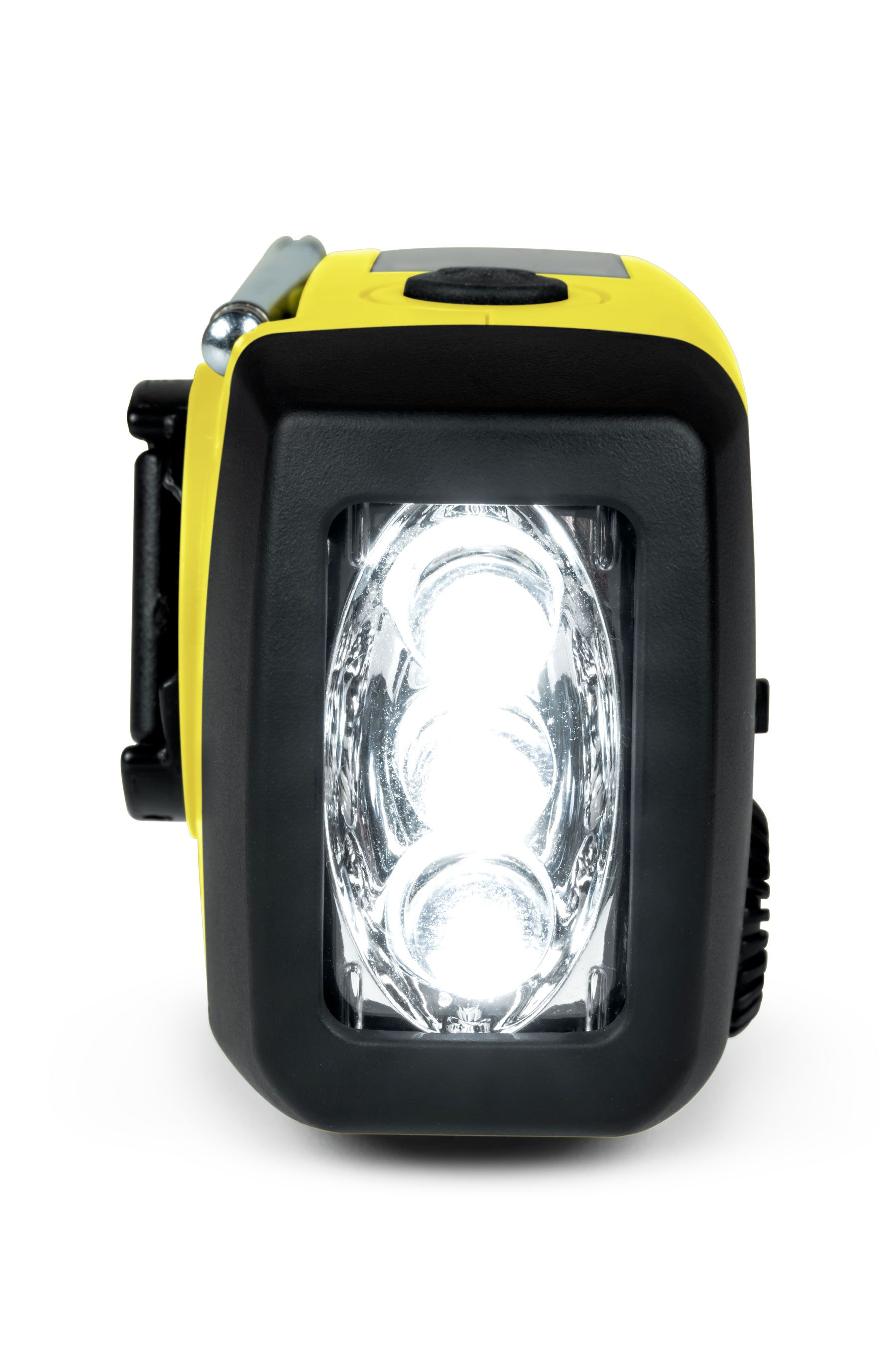 Una linterna amarilla y negra con luz brillante. Tiene un asa y un botón en la parte superior. El fondo es blanco.