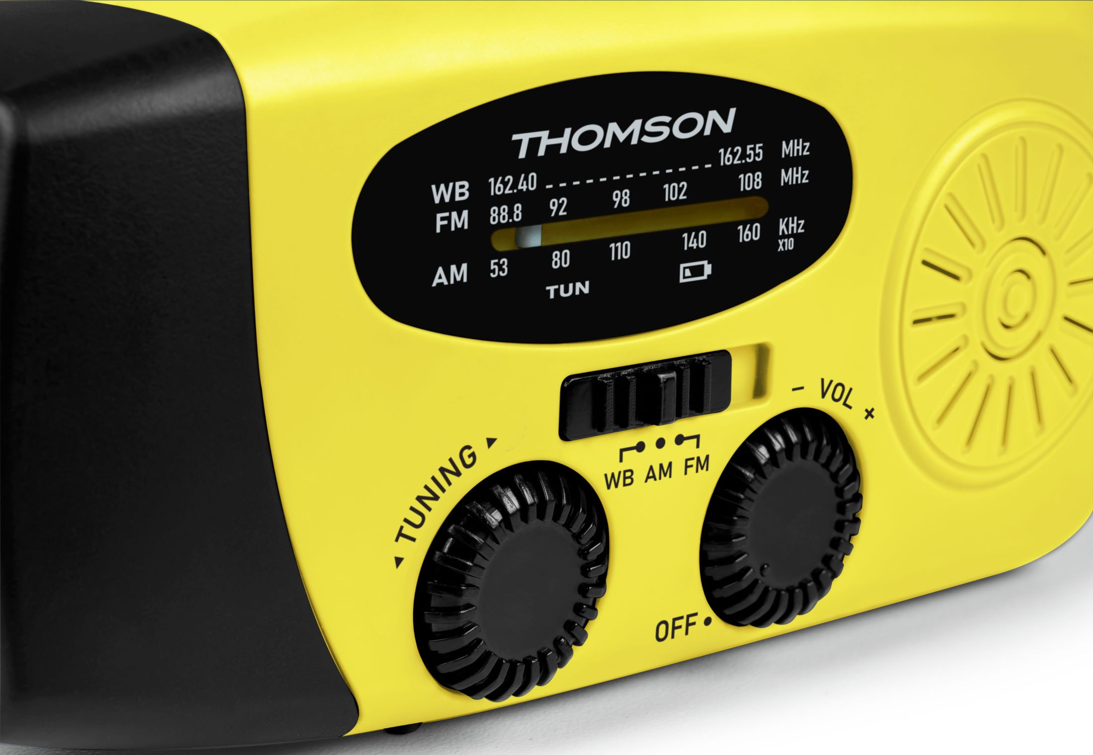 Una radio Thomson amarilla y negra. Tiene perillas de sintonización y volumen, y una pantalla con bandas de frecuencia.