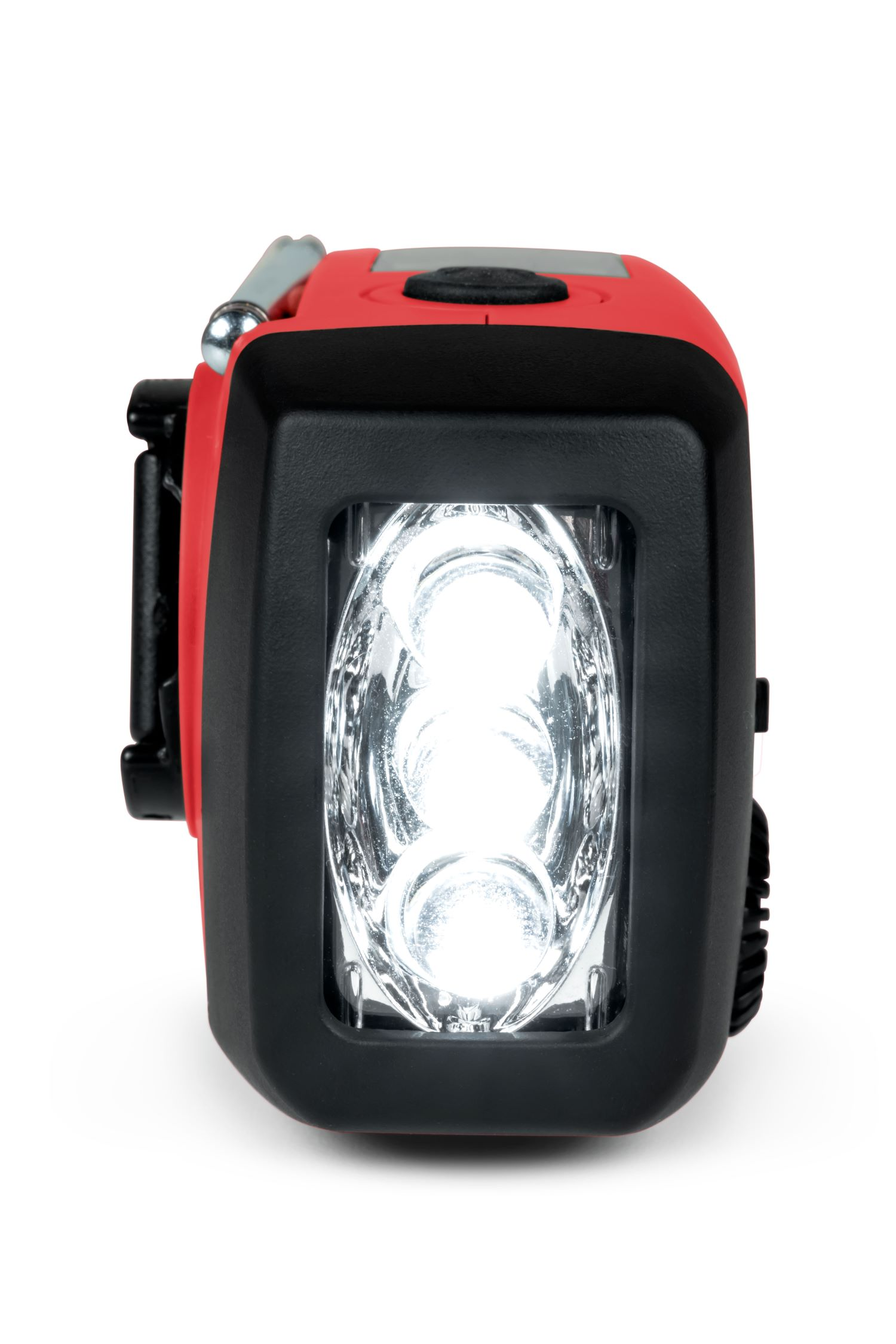 Una linterna roja y negra con una luz brillante. Tiene un asa y un botón en la parte superior. El fondo es blanco.