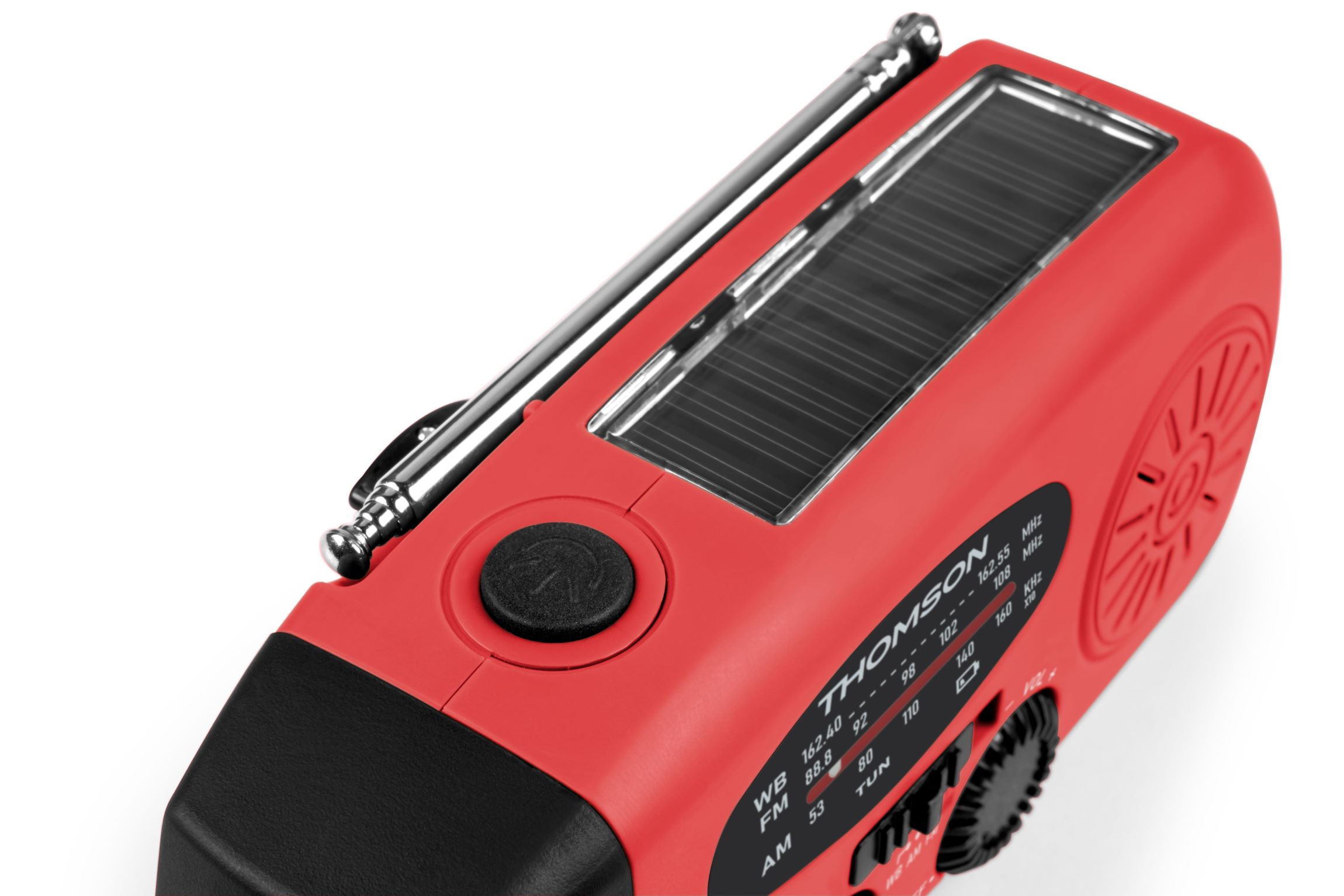 Radio Thomson rojo y negro con panel solar. Una antena está extendida. El radio incluye un dial de sintonización.