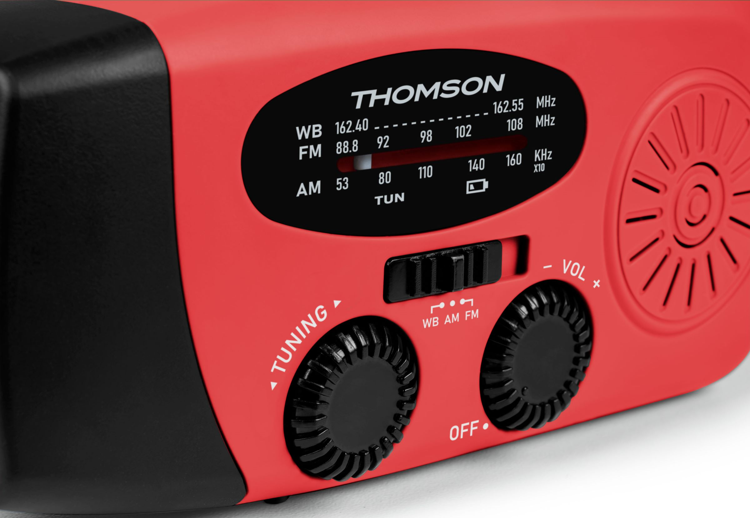 Una radio Thomson roja, con diales negros y una pantalla negra que muestra frecuencias de radio.