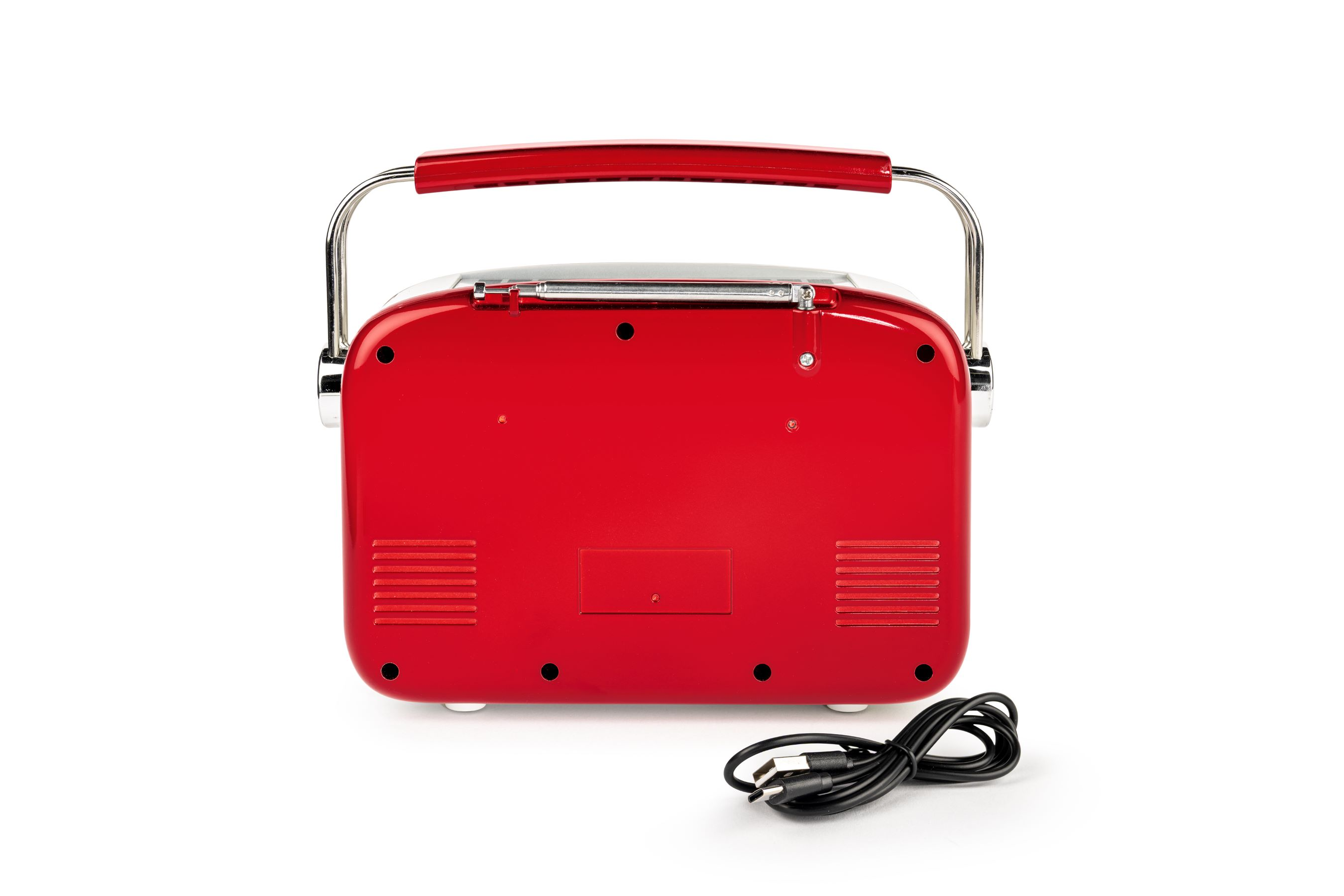 Czerwone radio retro ze srebrnym uchwytem. Czarny kabel ładujący znajduje się przed radiem.