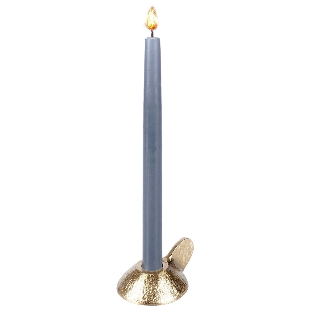 Una vela gris encendida está en un soporte dorado. La llama en la parte superior es brillante. Fondo blanco.