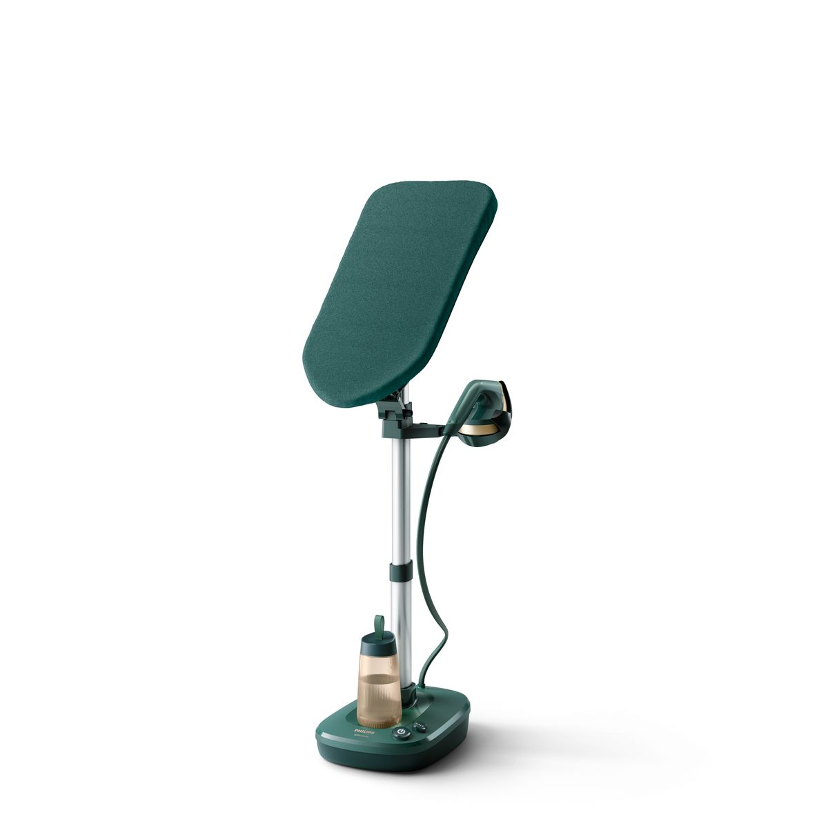 Zielony i srebrny parownik do odzieży na białym tle. Ma małą deskę do prasowania, zbiornik na wodę i głowicę parową.