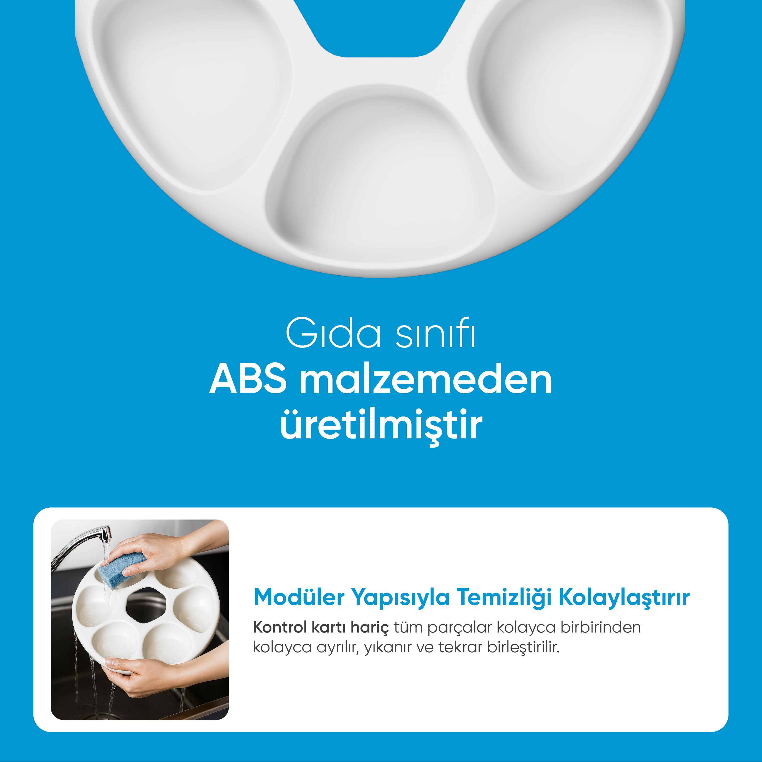 Beyaz bölünmüş tabak, onu temizleyen mavi sünger. Mavi arka planda, gıda sınıfı ABS malzemeyi belirten metin.