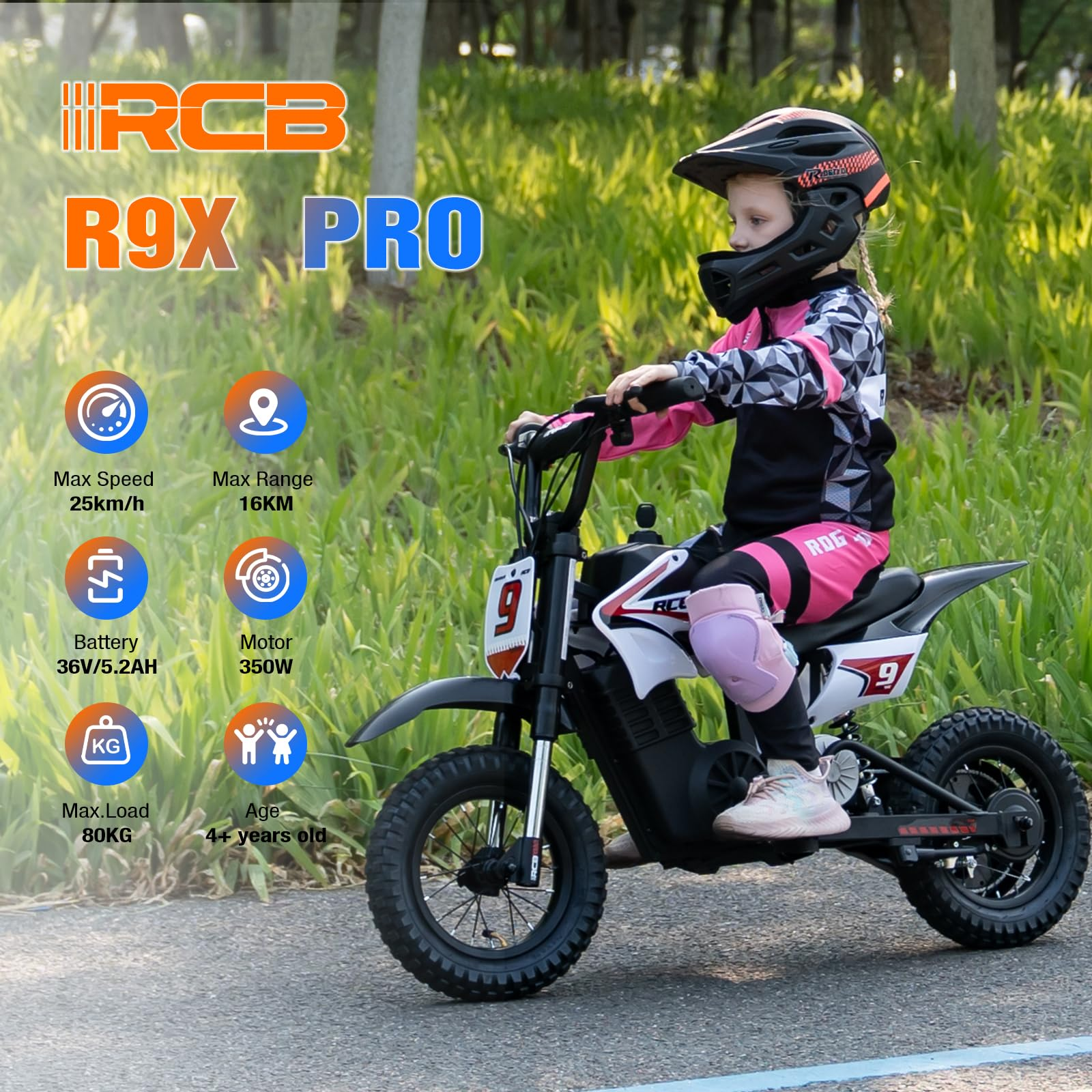 Dziewczyna na czarno-białym motocyklu elektrycznym. Nosi kask i różowy strój. W tle zielona trawa.