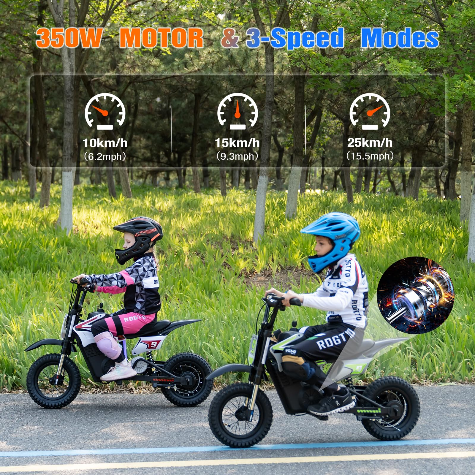 Dwoje dzieci na elektrycznych motocyklach terenowych na utwardzonej ścieżce. Tryby prędkości są wyświetlane powyżej. Drzewa w tle.