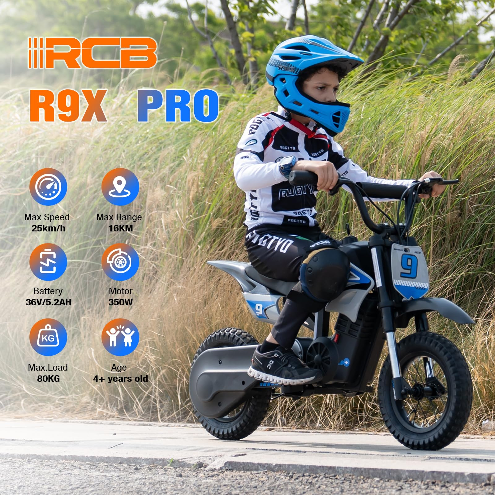 Chłopiec w kasku jedzie na motocyklu elektrycznym. Na motocyklu napis R9X PRO. Tło jest rozmyte z trawą.