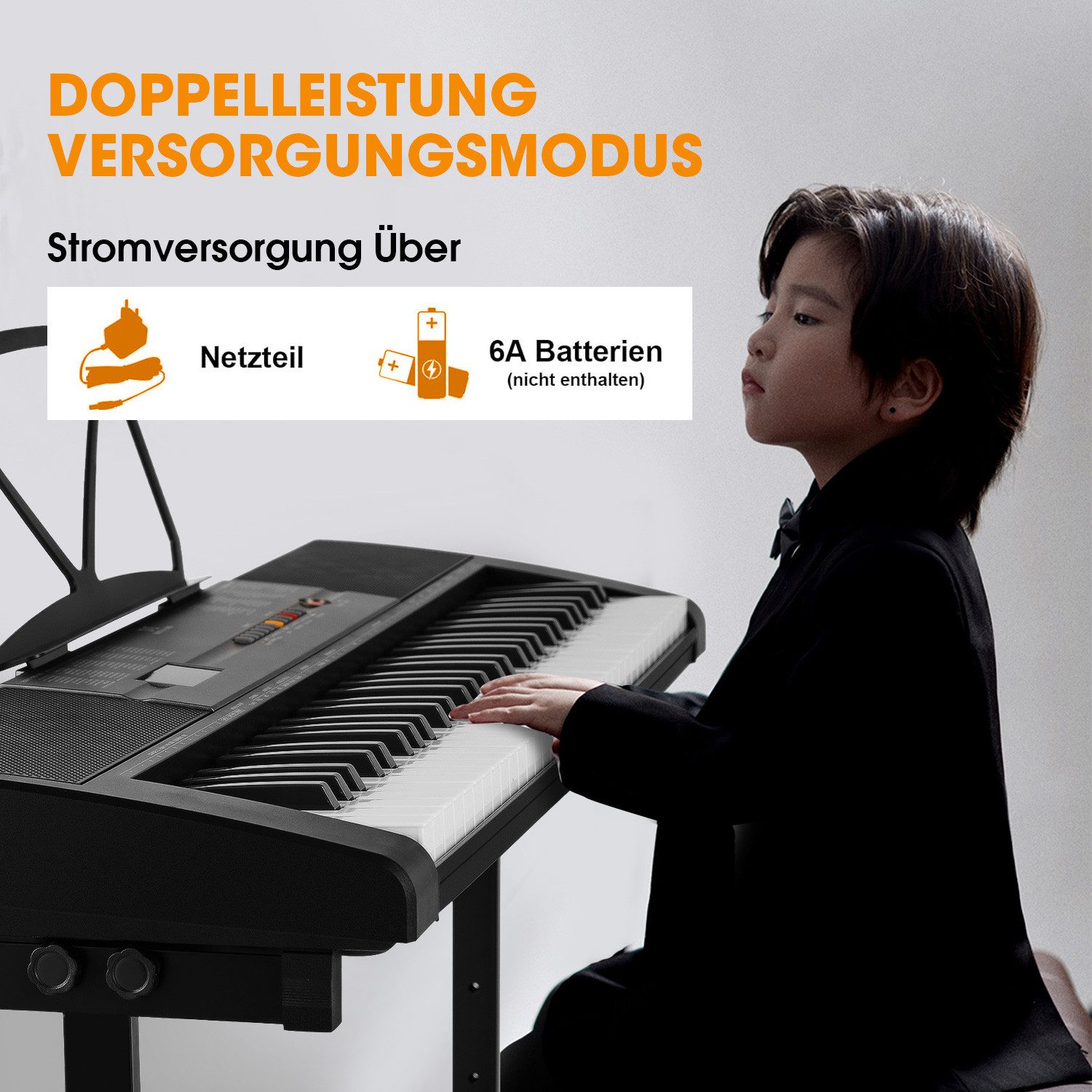 Ein Kind in schwarzem Anzug spielt ein schwarzes Klavier. Text zeigt Stromoptionen: Adapter und 6A-Batterien.