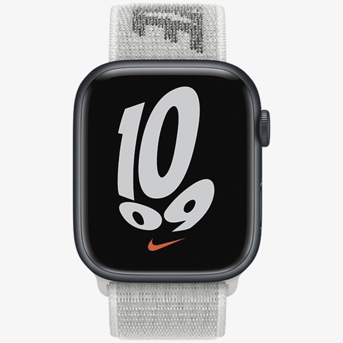 Een smartwatch met een zwart scherm waarop de nummers 10 en 09 staan, met een klein oranje Nike-logo. Het heeft een grijze band.