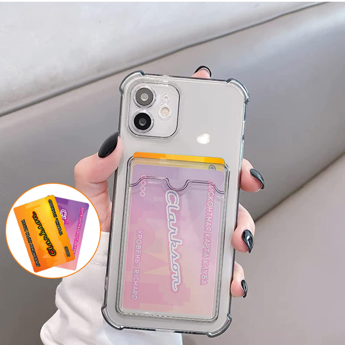 Una mano tiene un telefono con un porta carte. Sono visibili due carte, una arancione e una viola. La custodia del telefono è trasparente.