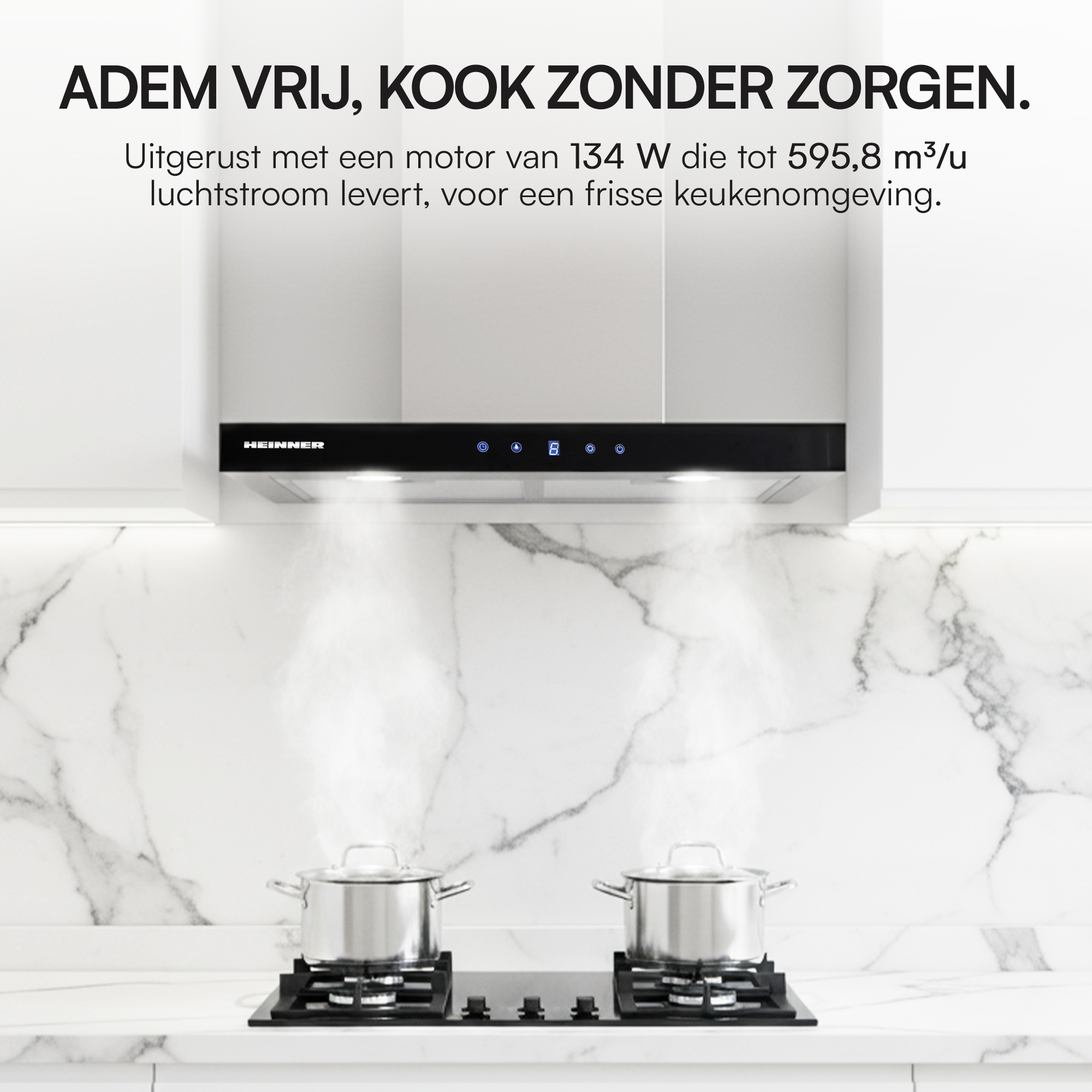 Küchenszene mit Dunstabzugshaube über einem Kochfeld mit zwei Töpfen. Dampf steigt auf. Text: ADEM VRIJ, KOOK ZONDER ZORGEN.