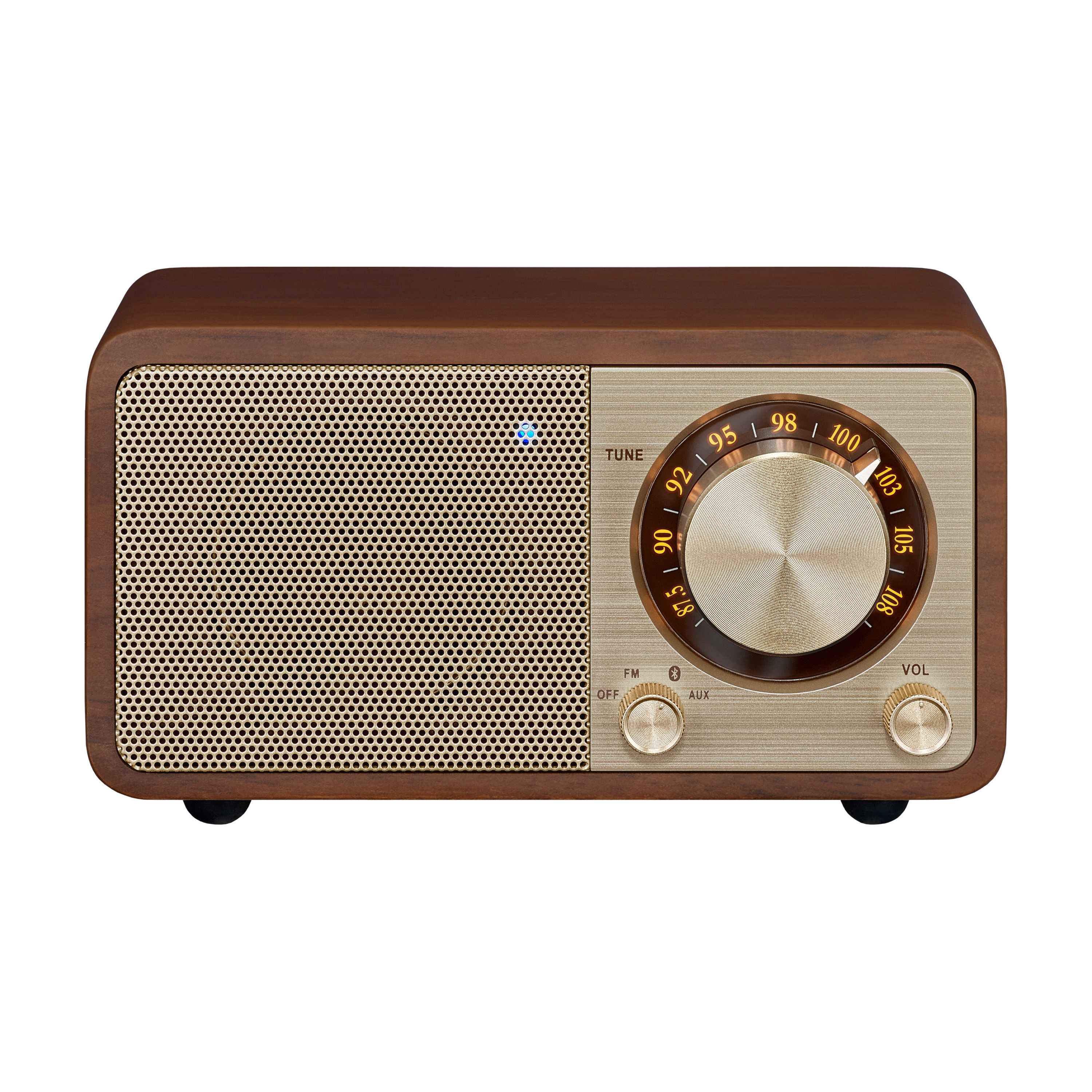 Ein Holzradio mit Metallgitter, Abstimmrad, Lautstärkeregler und Frequenzanzeige. Auf weißem Hintergrund.